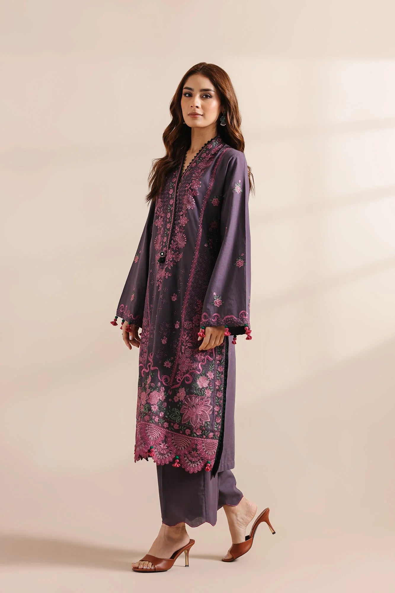 EMBROIDERED SUIT (E0947/203/508)