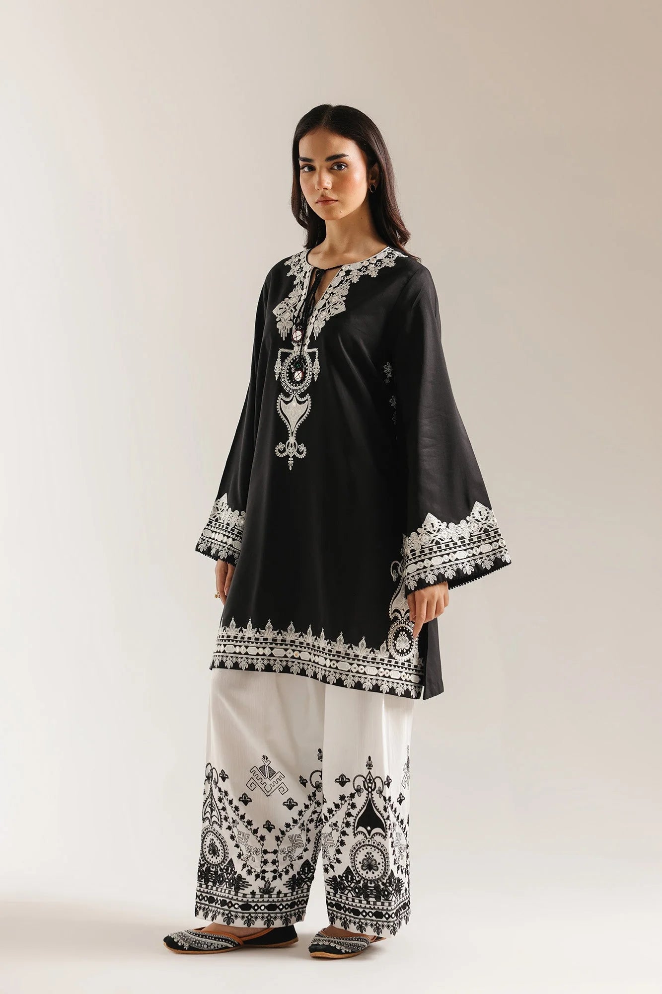 EMBROIDERED SUIT (E4012/103/902)