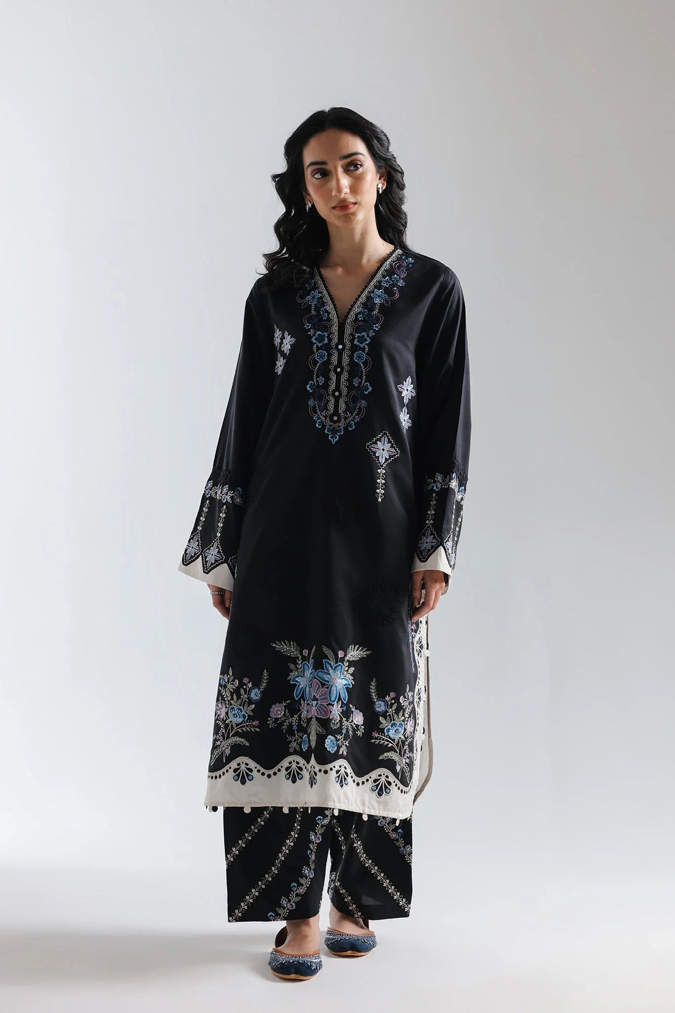 EMBROIDERED SUIT (E4019/103/902)