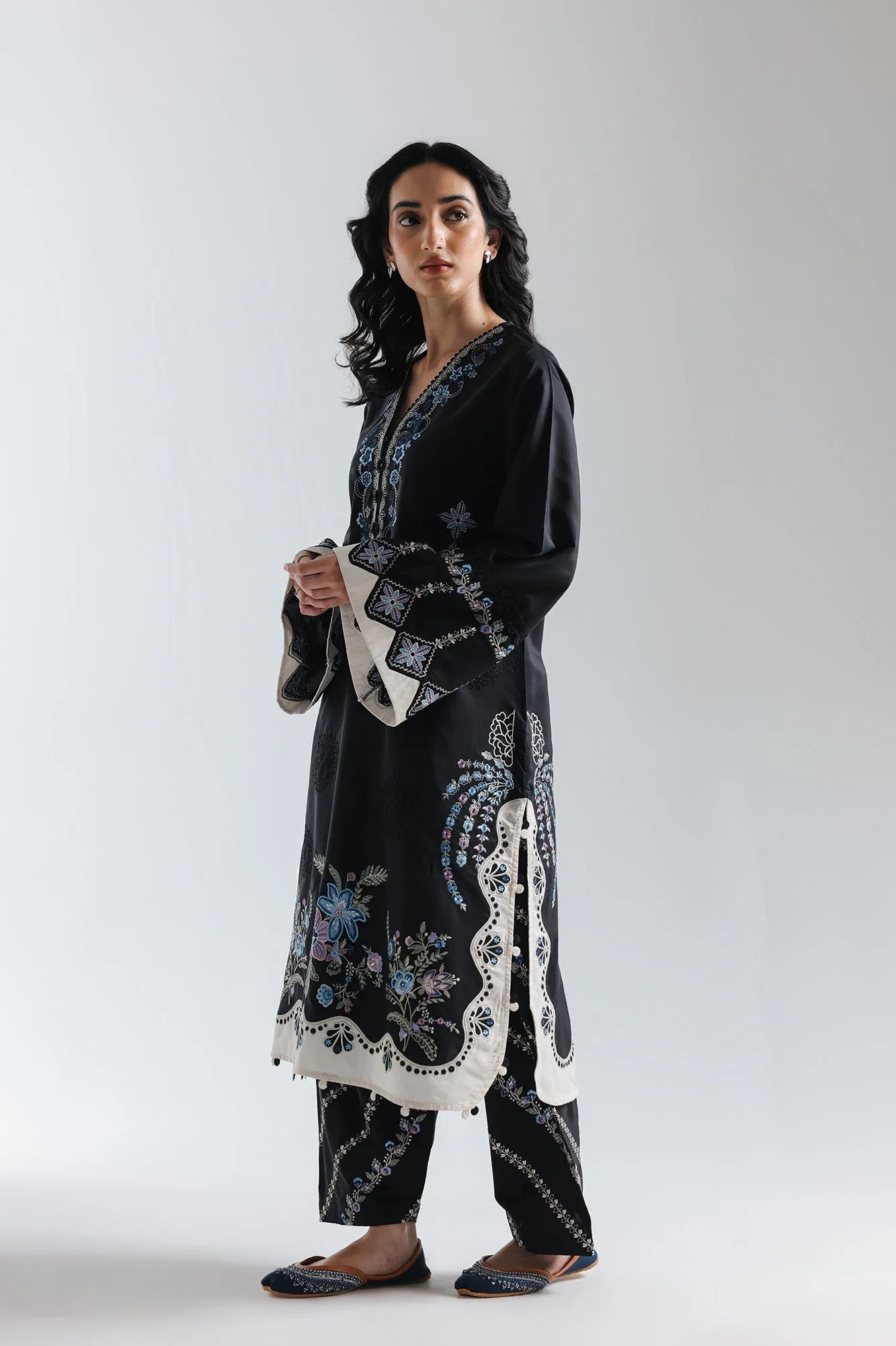 EMBROIDERED SUIT (E4019/103/902)