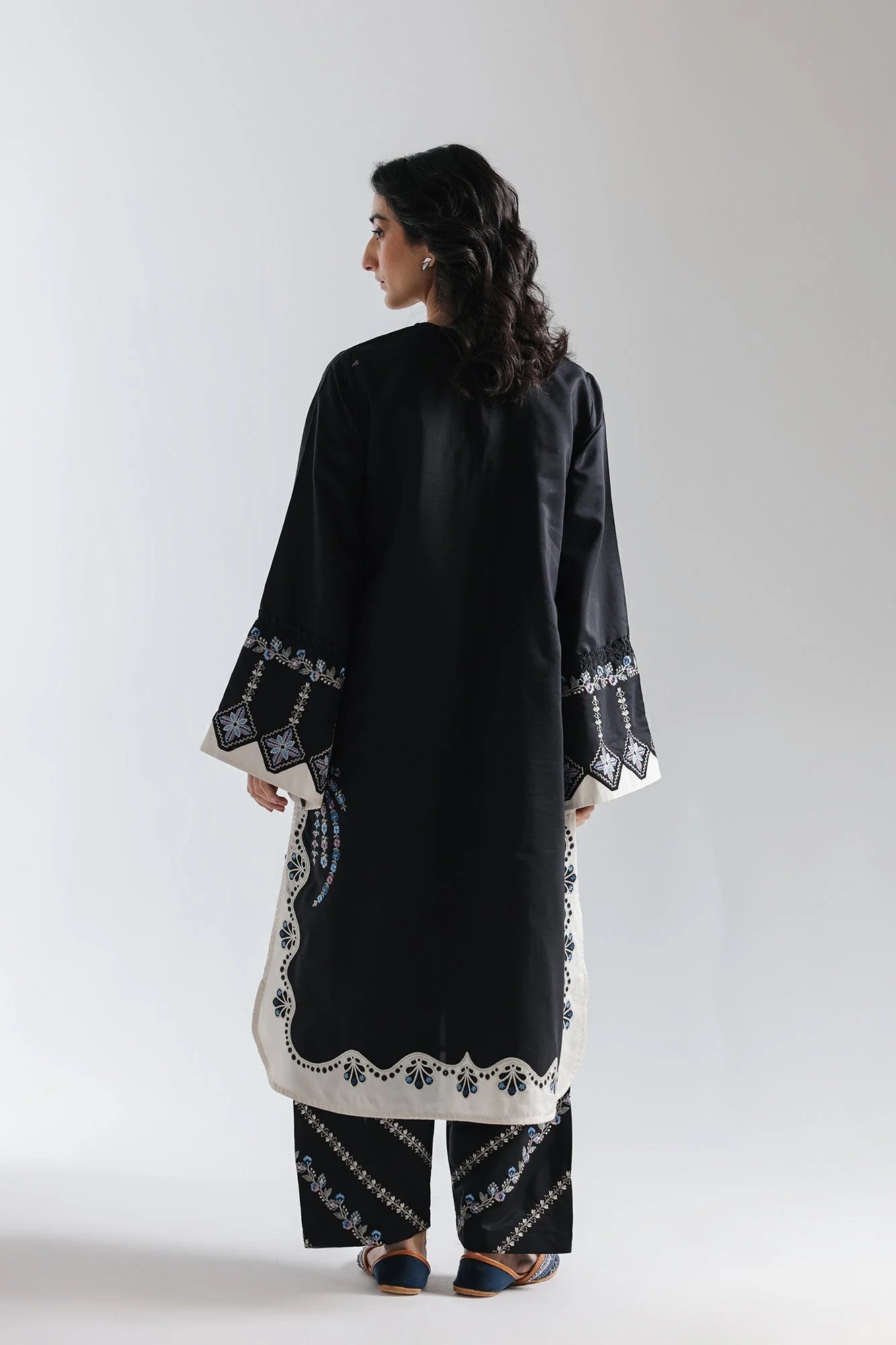 EMBROIDERED SUIT (E4019/103/902)