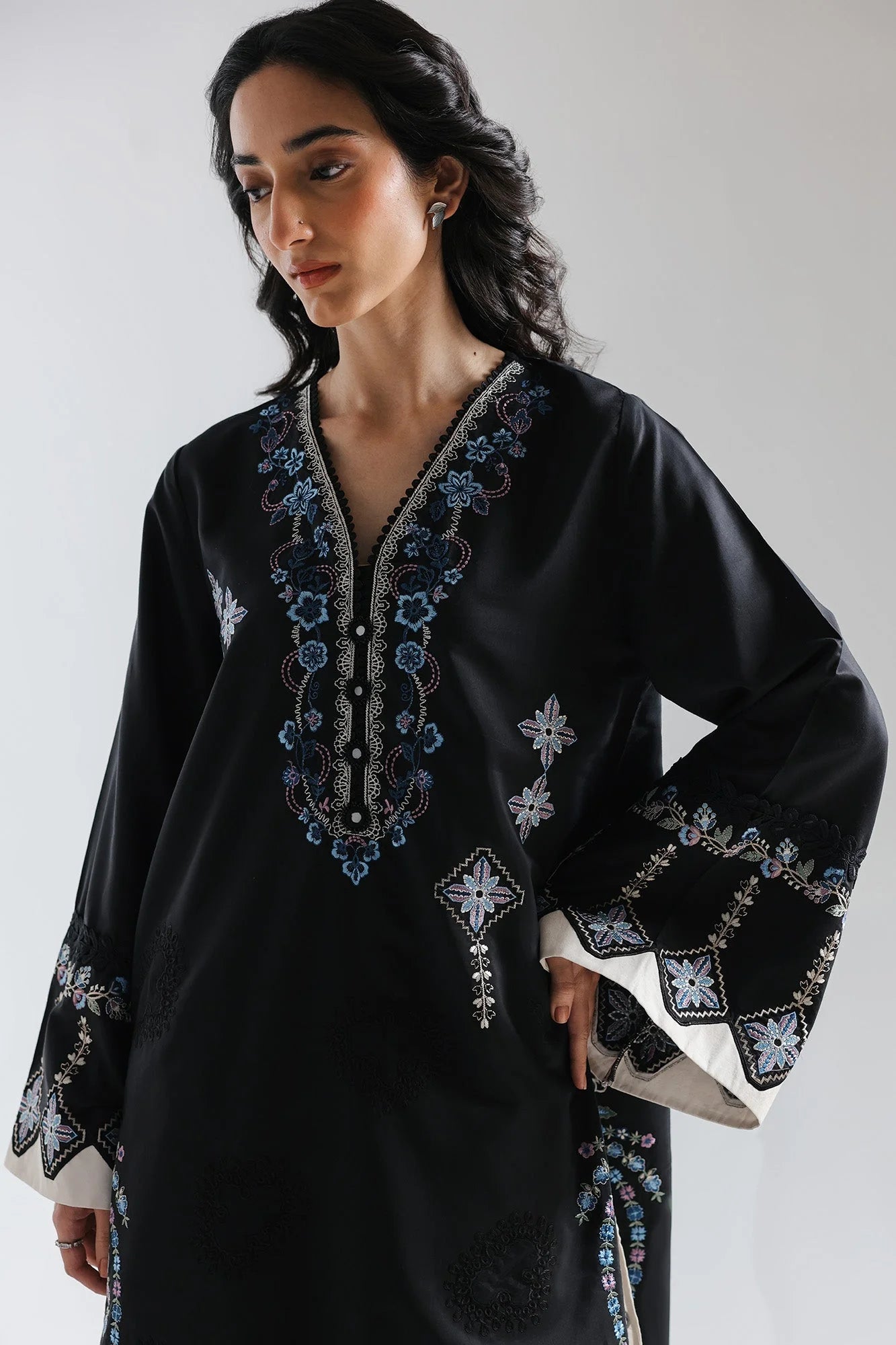 EMBROIDERED SUIT (E4019/103/902)