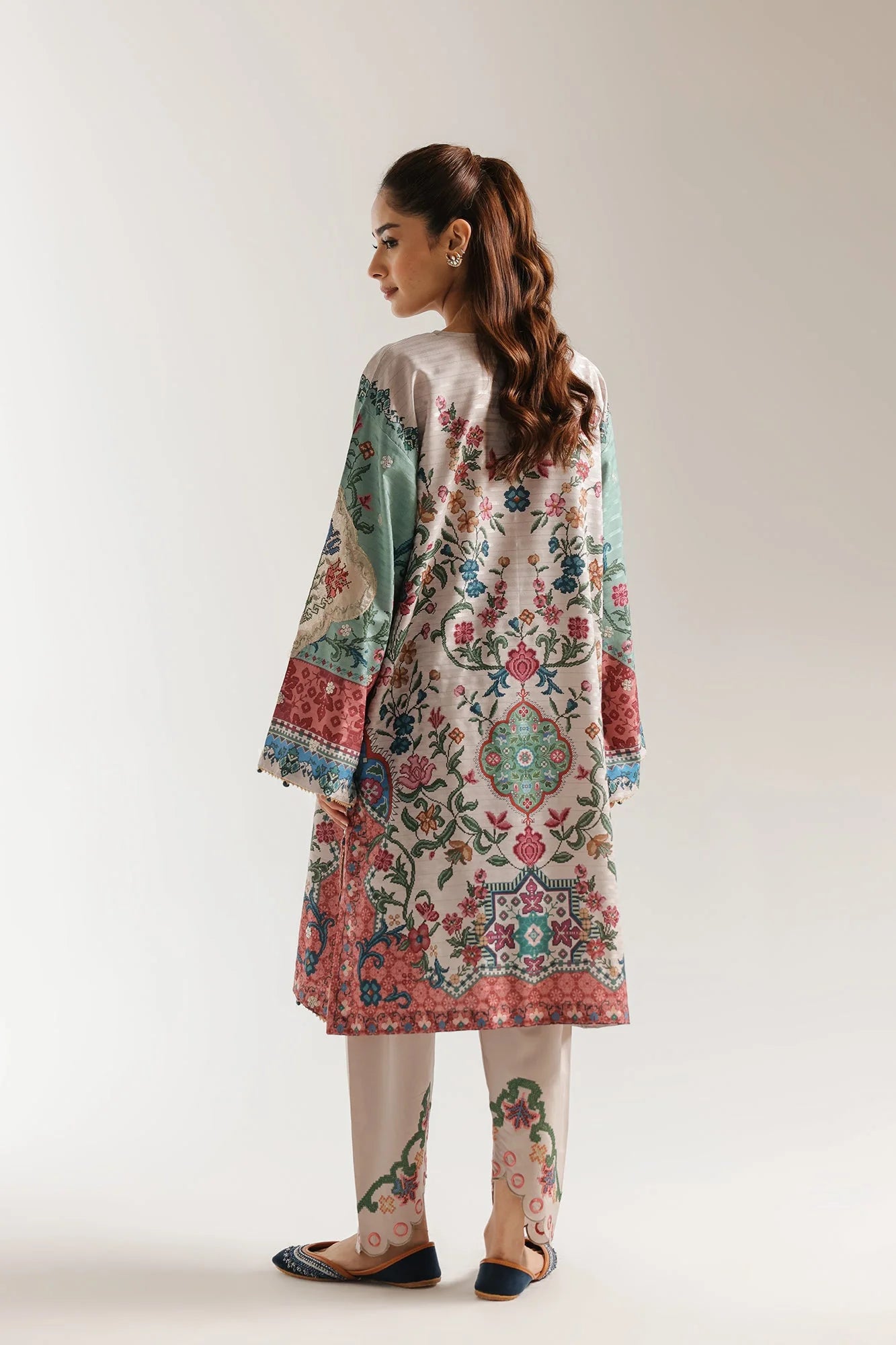 EMBROIDERED SUIT (E4035/103/817)