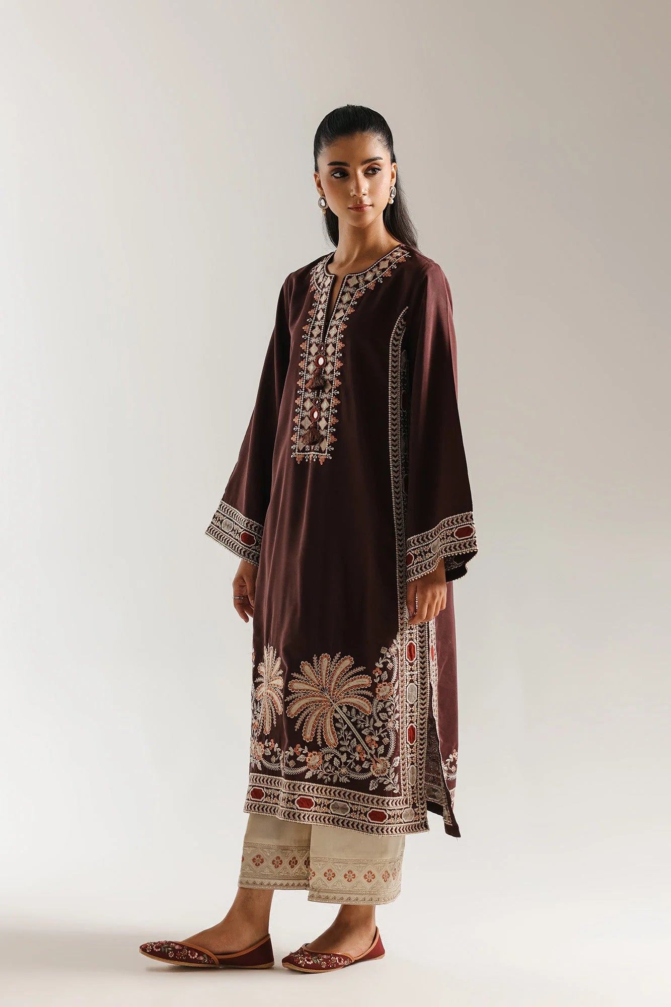 EMBROIDERED SUIT (E4046/103/802)