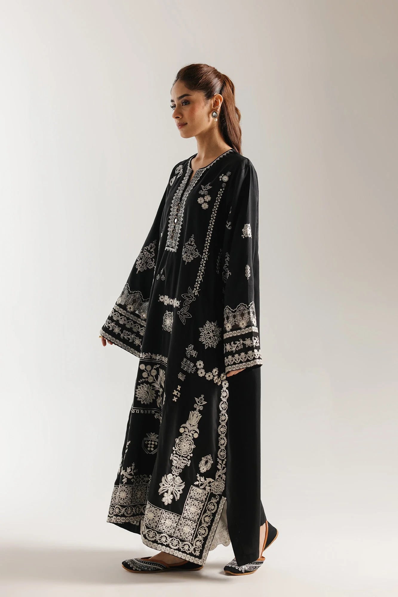 EMBROIDERED SUIT (E4052/103/902)