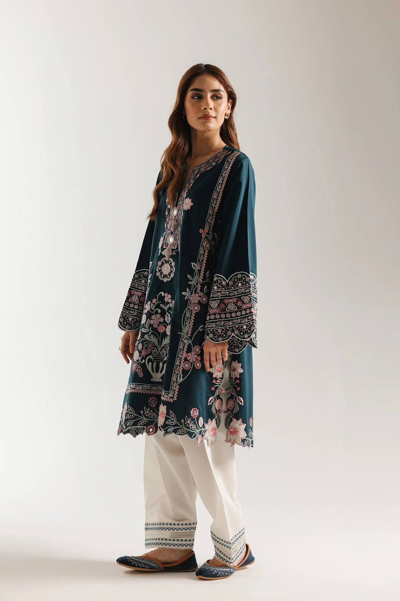 EMBROIDERED SUIT (E4069/103/602)