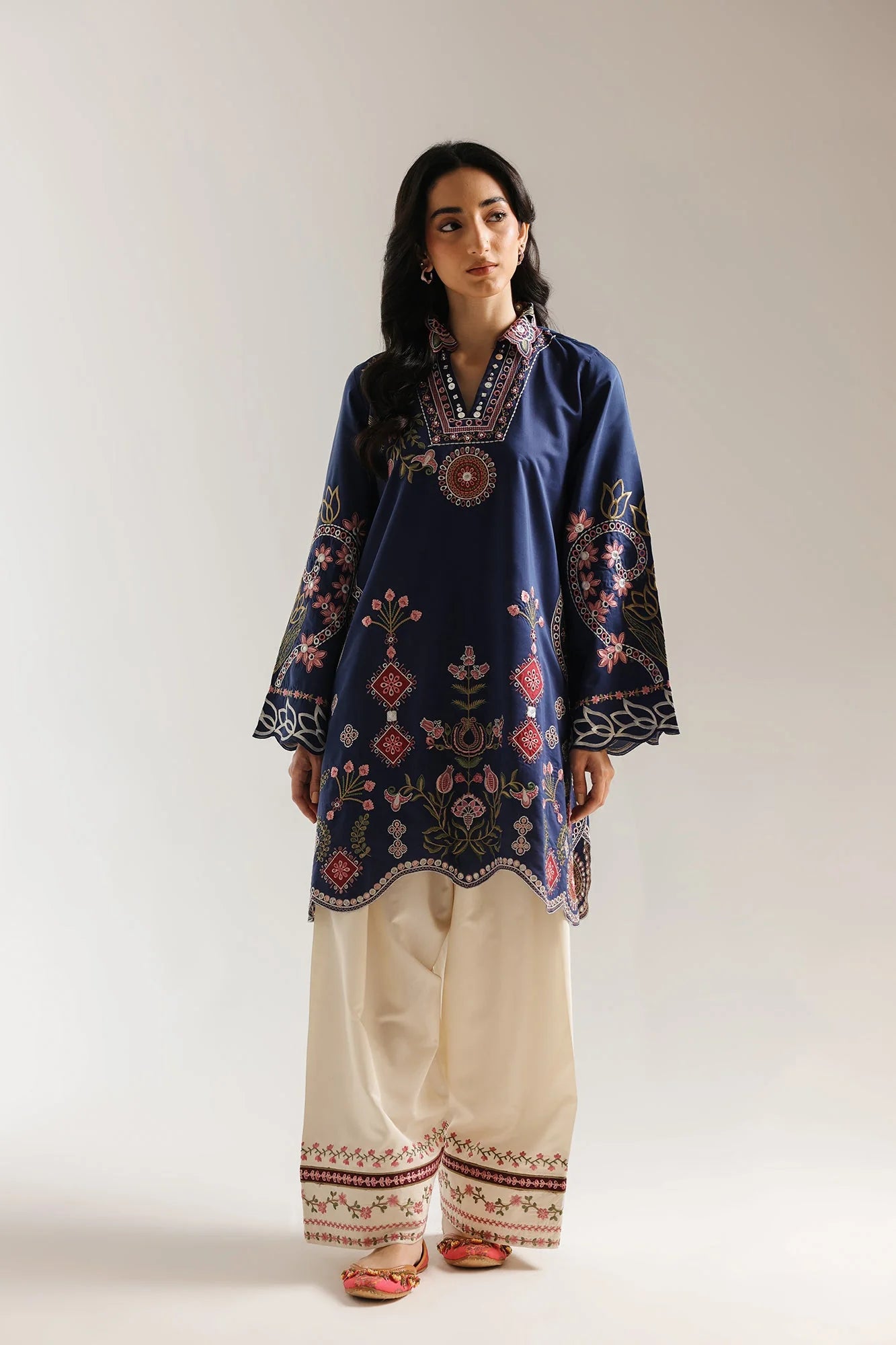 EMBROIDERED SUIT (E4074/103/619)
