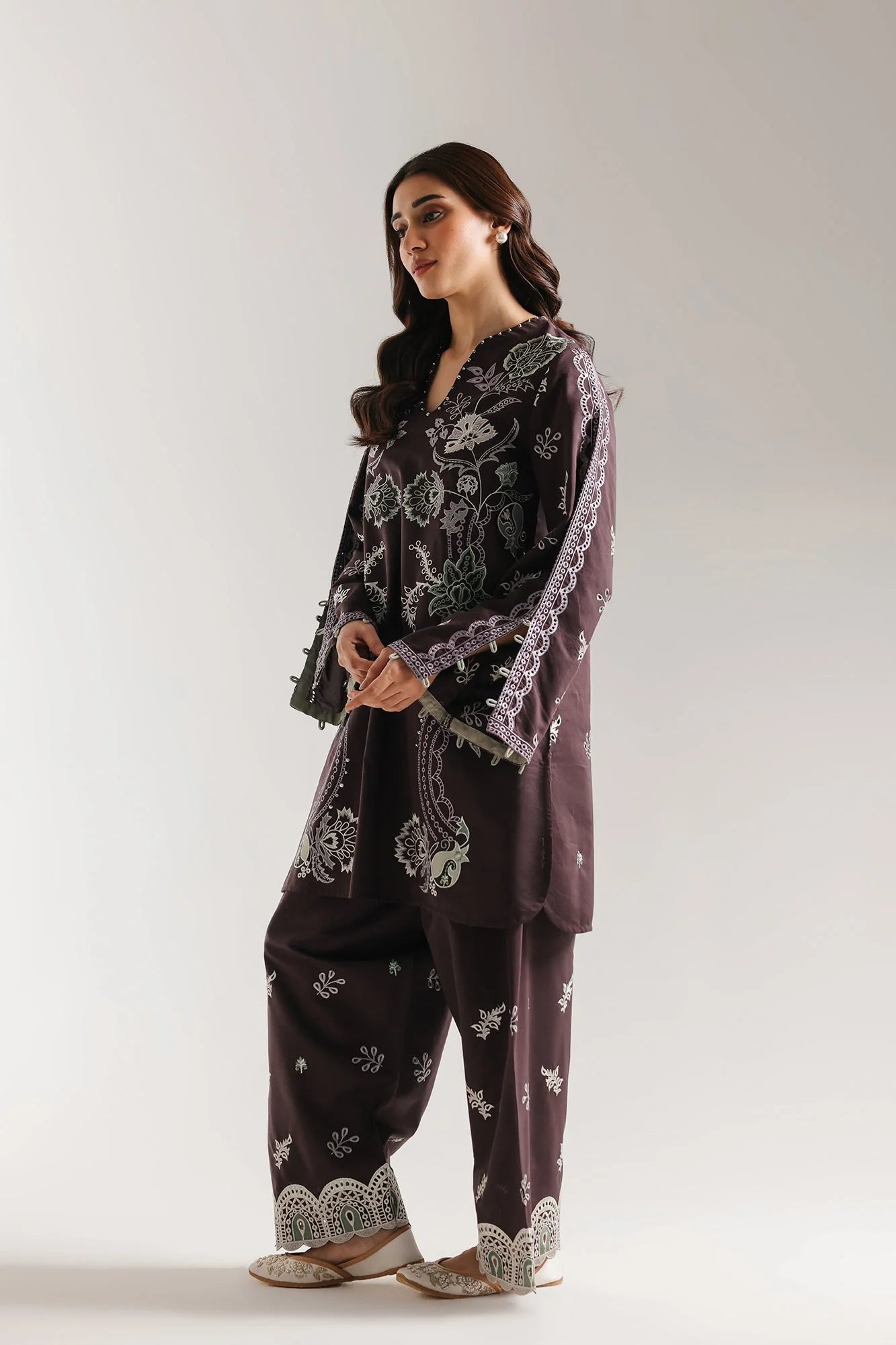 EMBROIDERED SUIT (E4079/103/516)