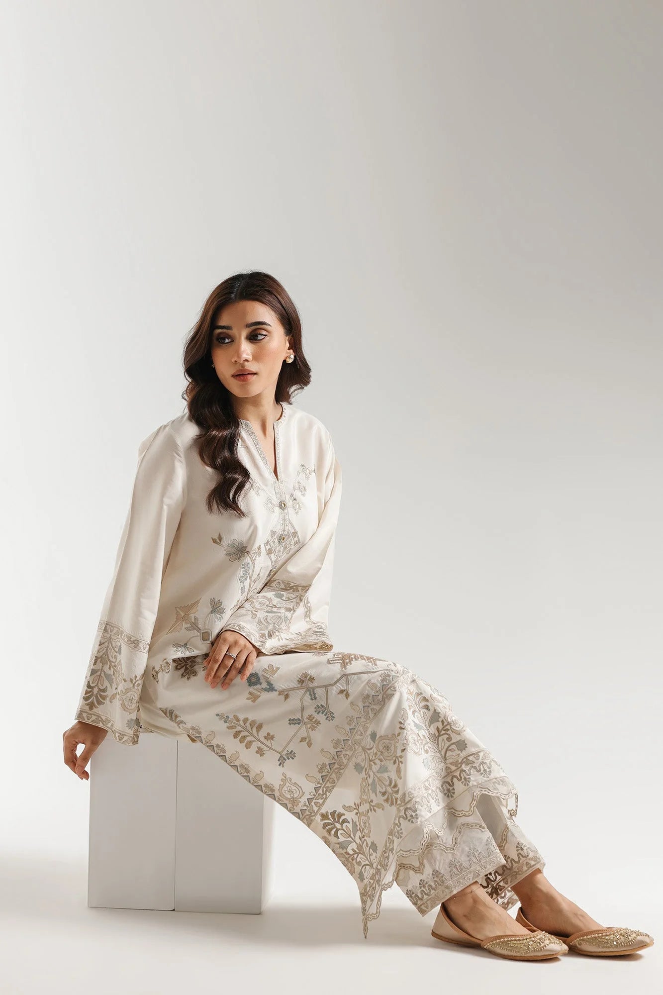 EMBROIDERED SUIT (E4081/103/817)