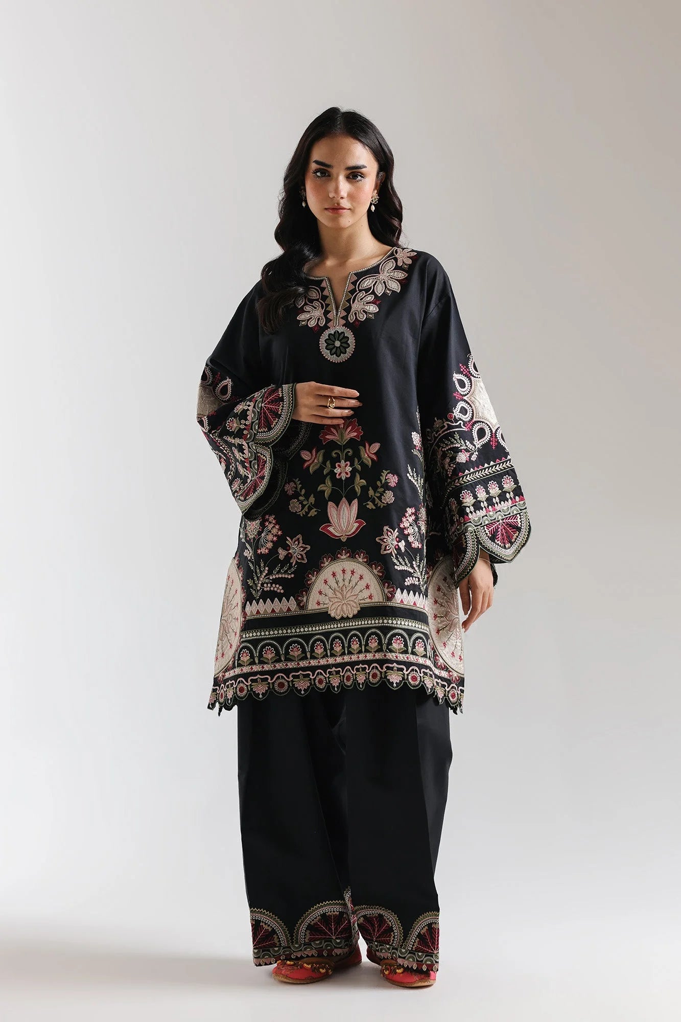 EMBROIDERED SUIT (E4083/103/901)