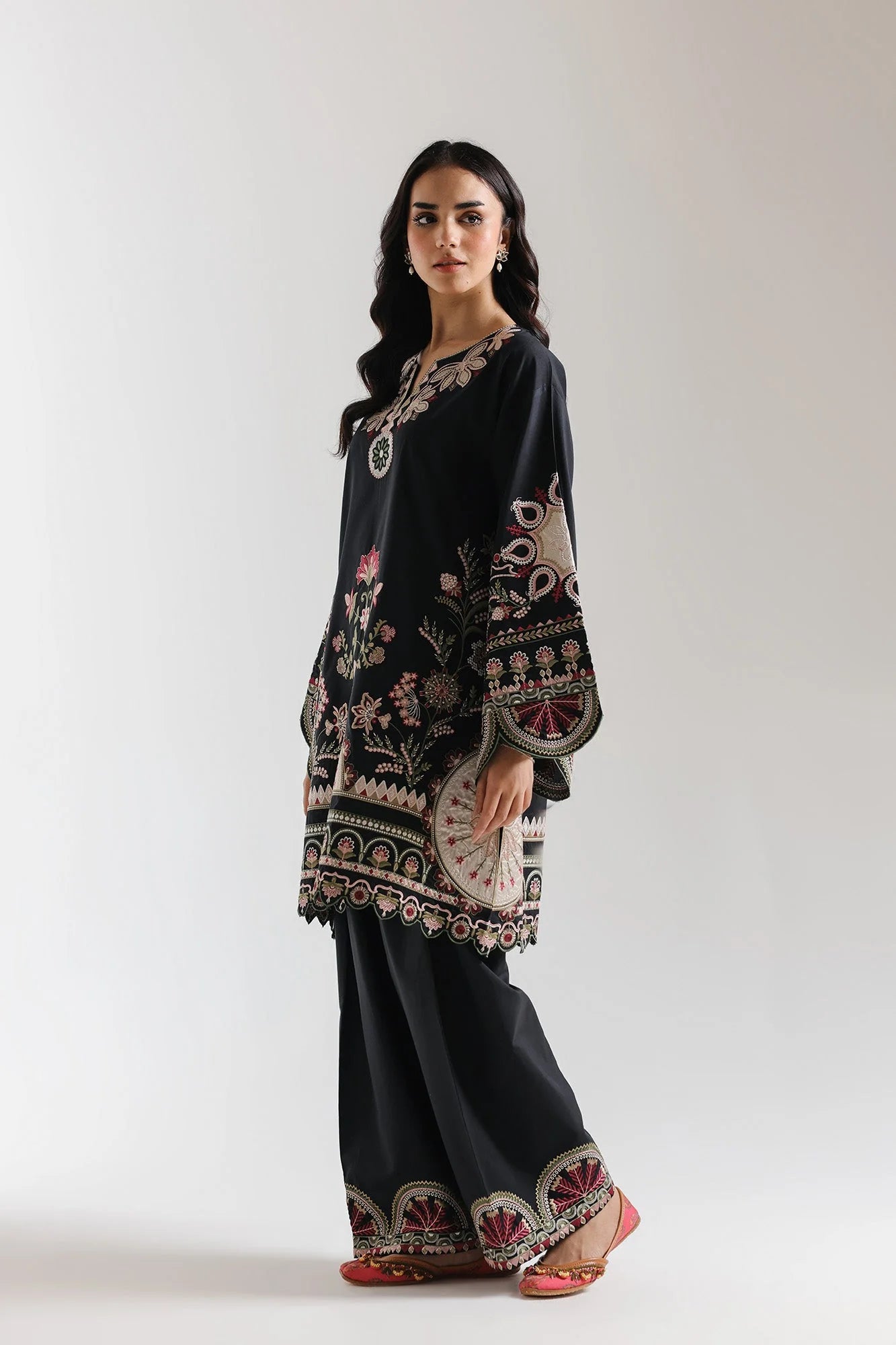 EMBROIDERED SUIT (E4083/103/901)