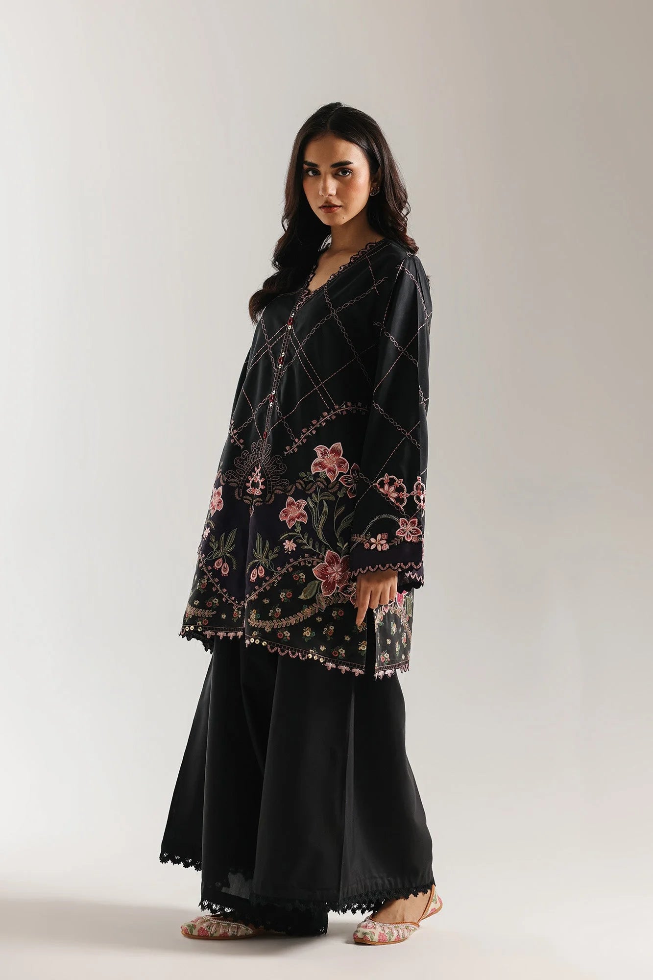 EMBROIDERED TOP (E4120/103/901)