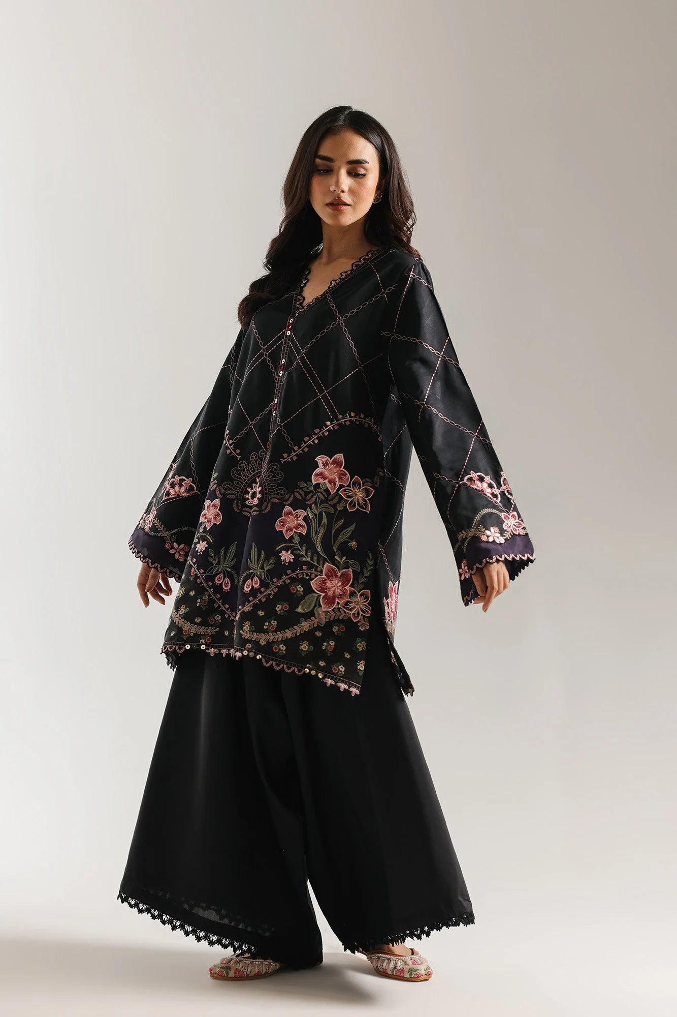 EMBROIDERED TOP (E4120/103/901)