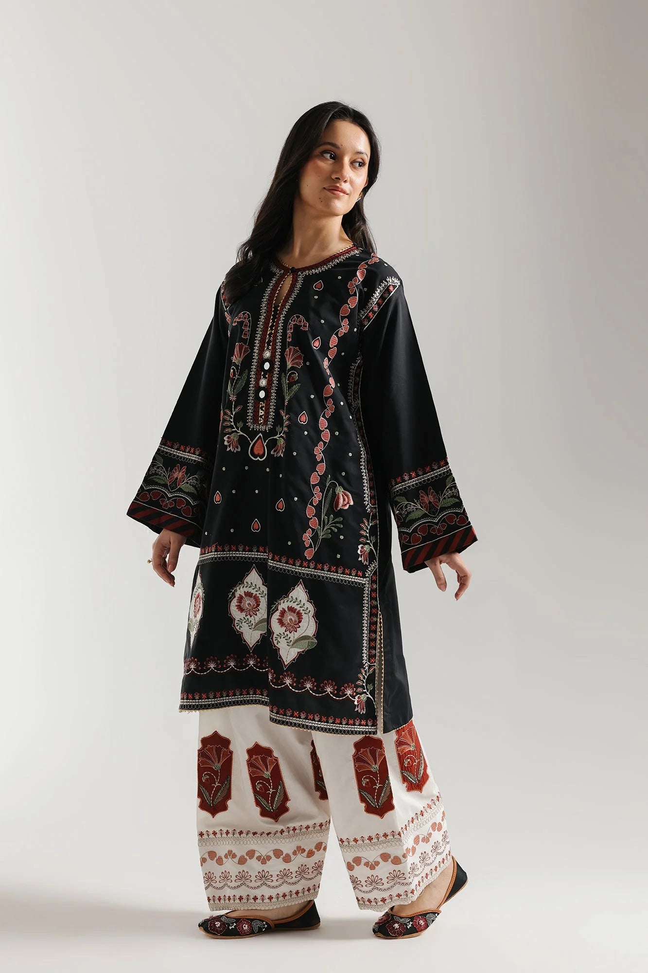 EMBROIDERED SUIT (E4122/103/901)