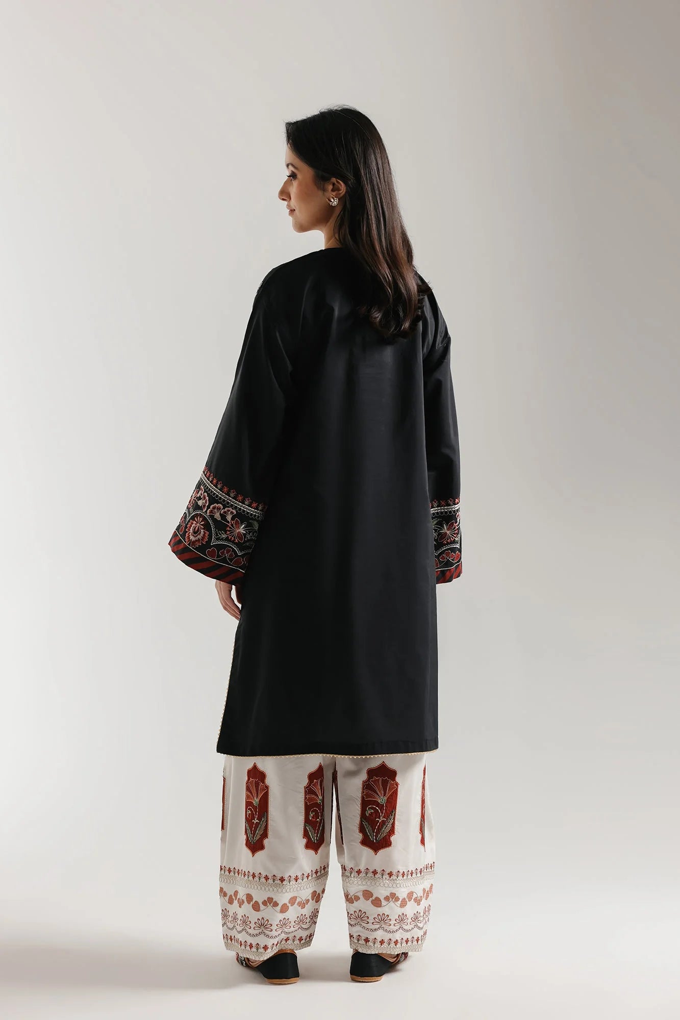 EMBROIDERED SUIT (E4122/103/901)
