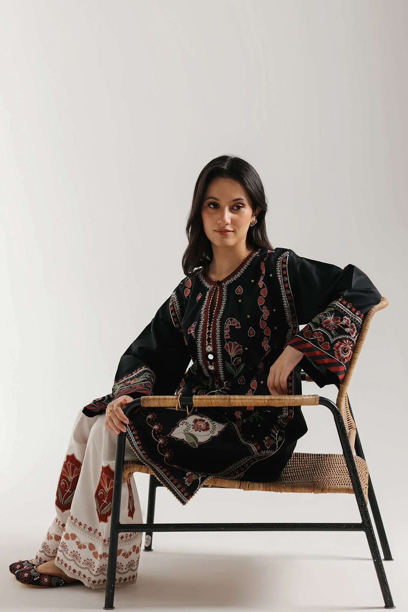 EMBROIDERED SUIT (E4122/103/901)