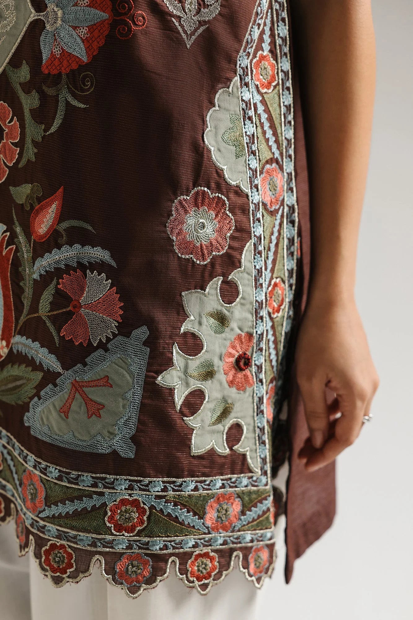 EMBROIDERED SUIT (E4129/103/801)