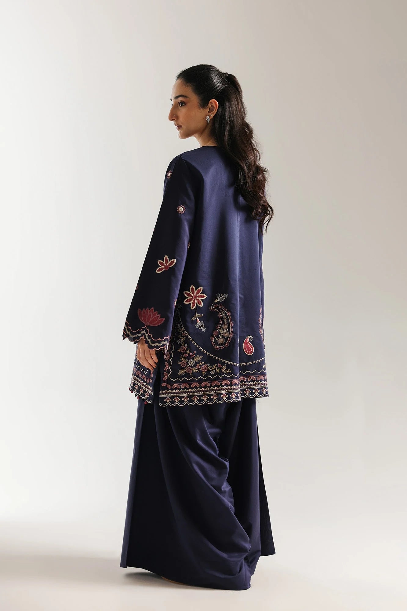 EMBROIDERED SUIT (E4131/103/618)