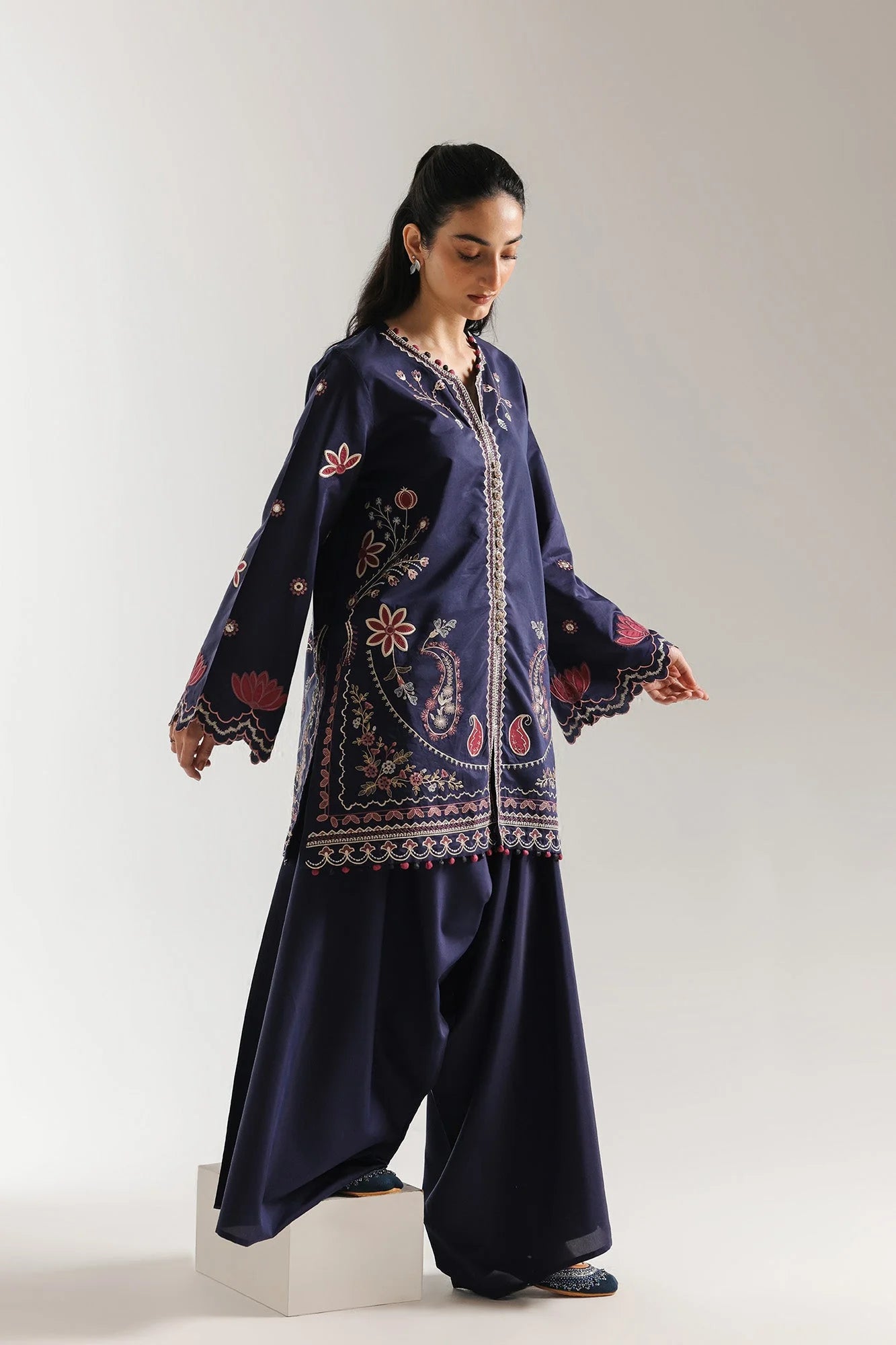 EMBROIDERED SUIT (E4131/103/618)