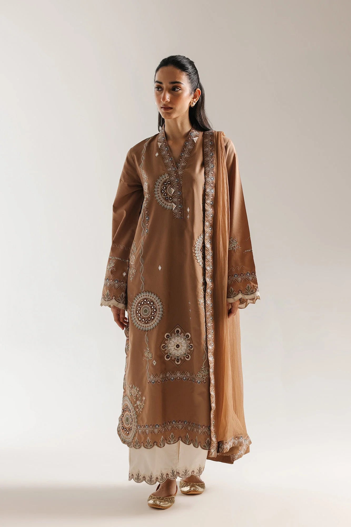 EMBROIDERED SUIT (E4136/103/806)