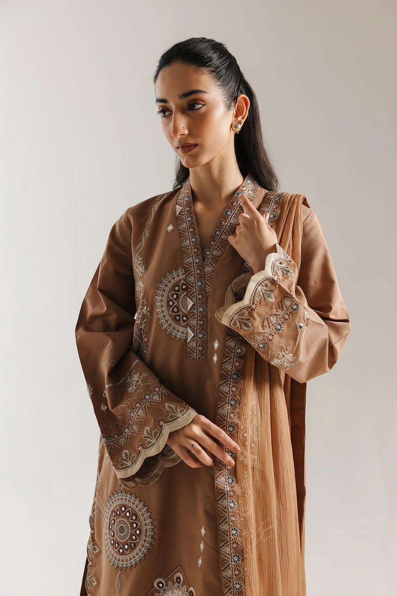 EMBROIDERED SUIT (E4136/103/806)