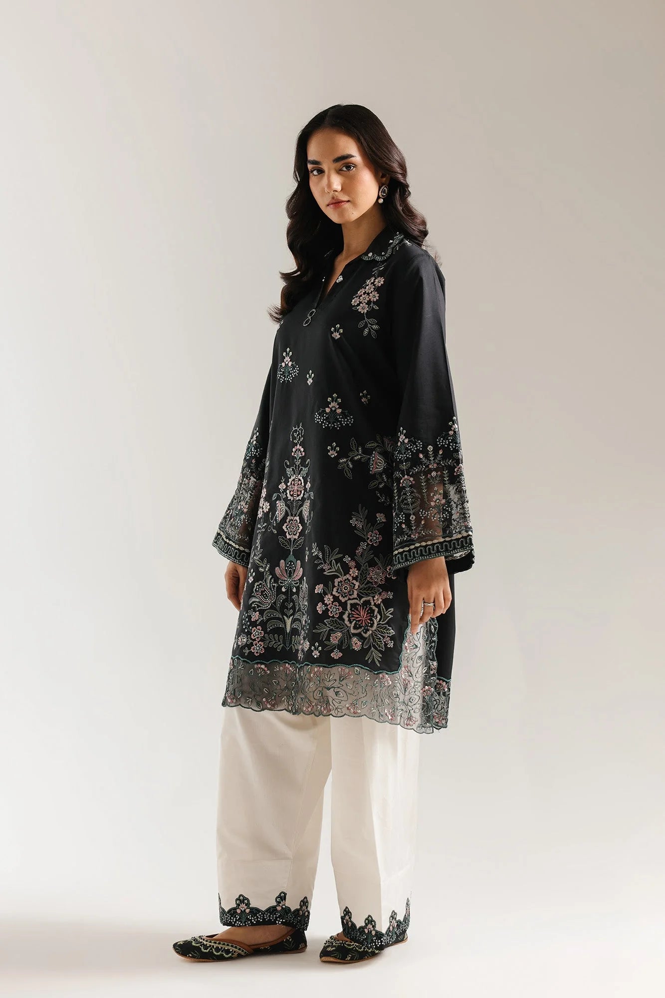 EMBROIDERED SUIT (E4142/103/901)