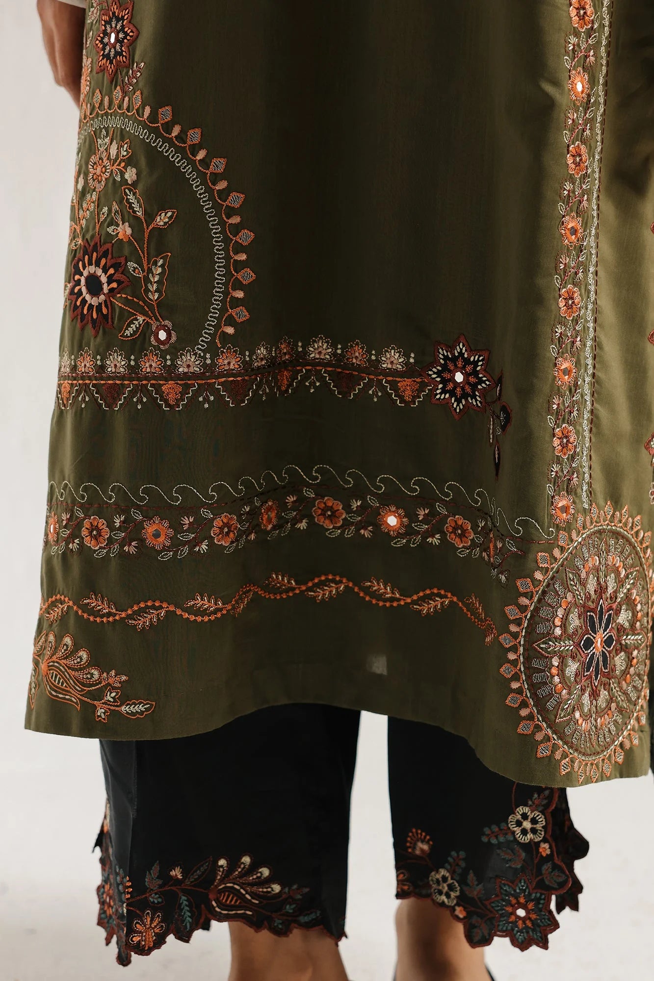 EMBROIDERED SUIT (E4158/103/118)
