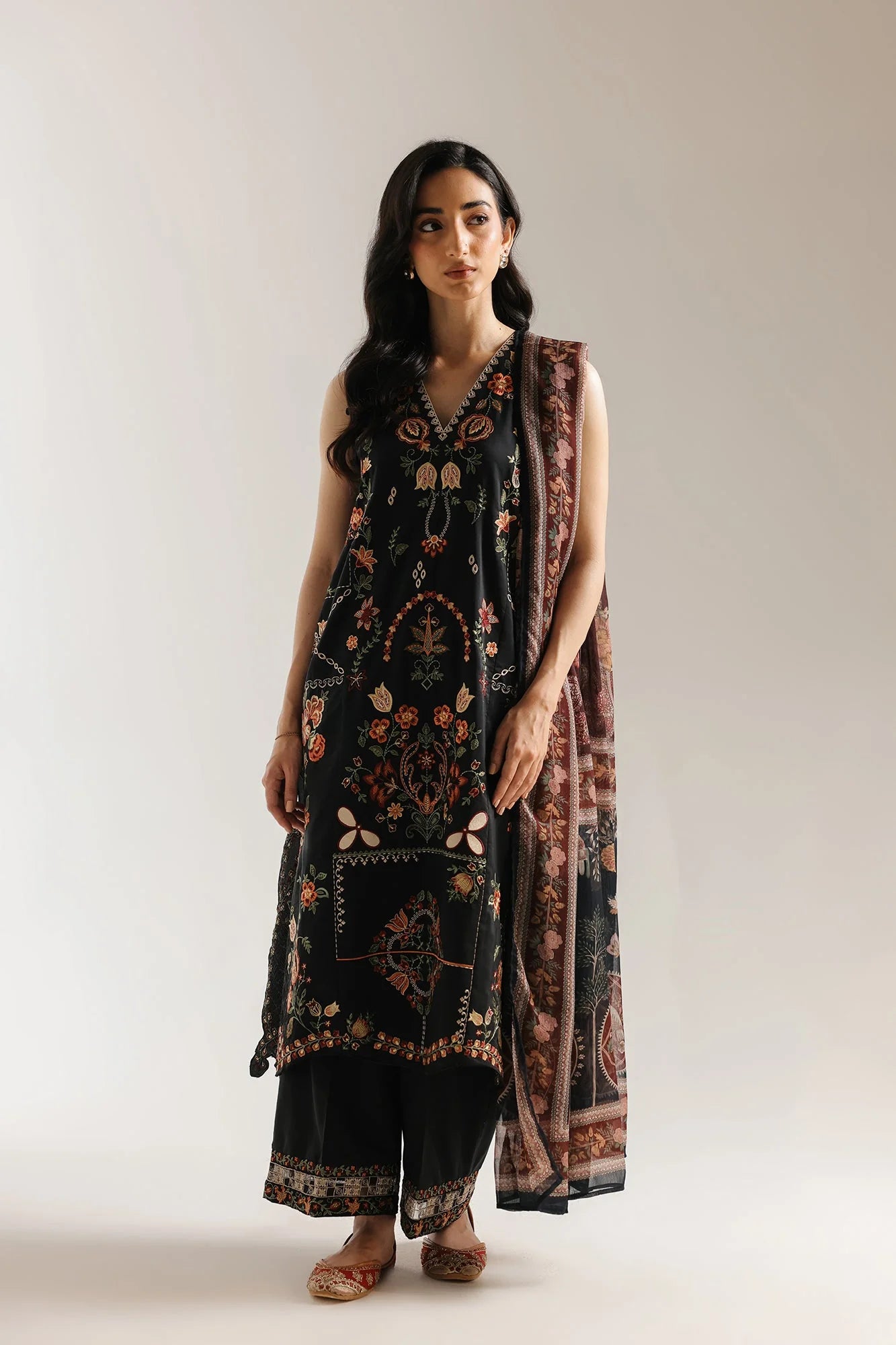 EMBROIDERED SUIT (E4163/103/901)