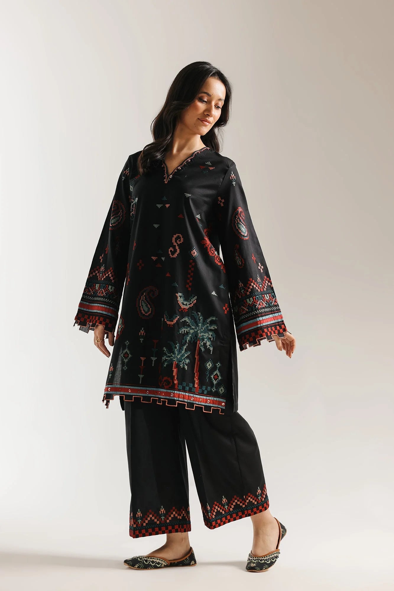 EMBROIDERED SUIT (E4197/103/901)