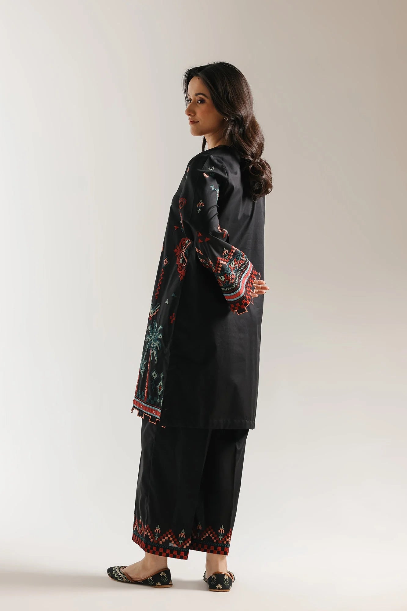 EMBROIDERED SUIT (E4197/103/901)