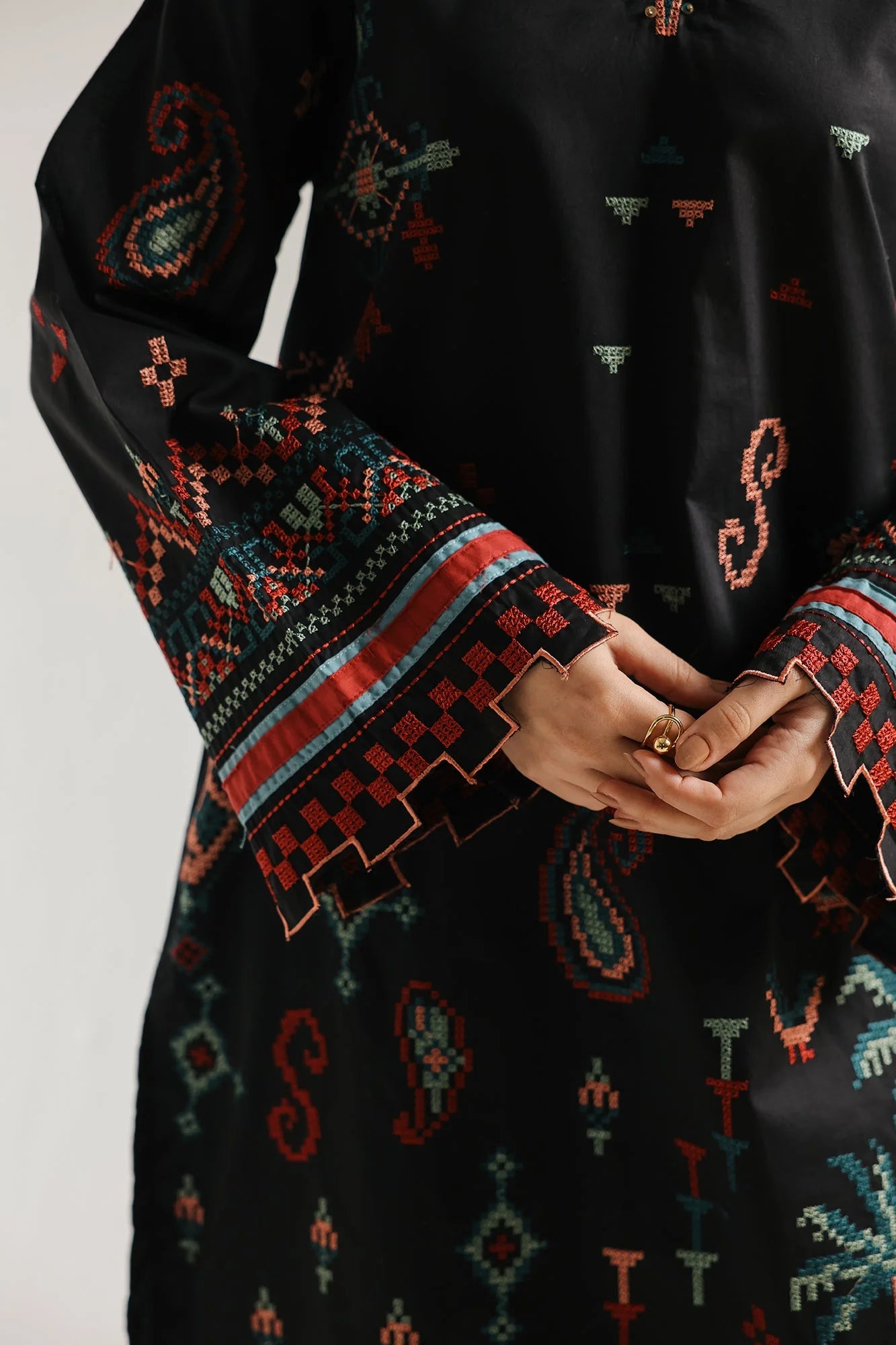 EMBROIDERED SUIT (E4197/103/901)