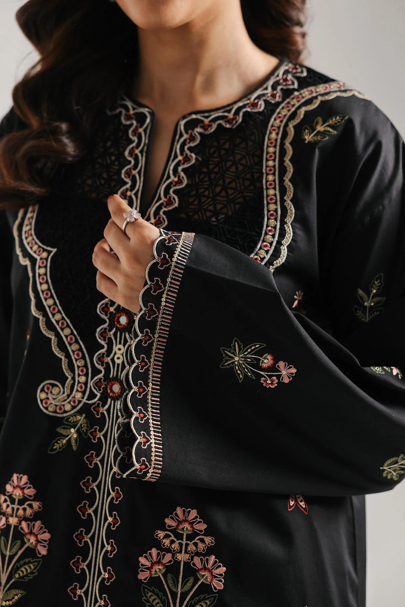EMBROIDERED SUIT (E4199/103/901)