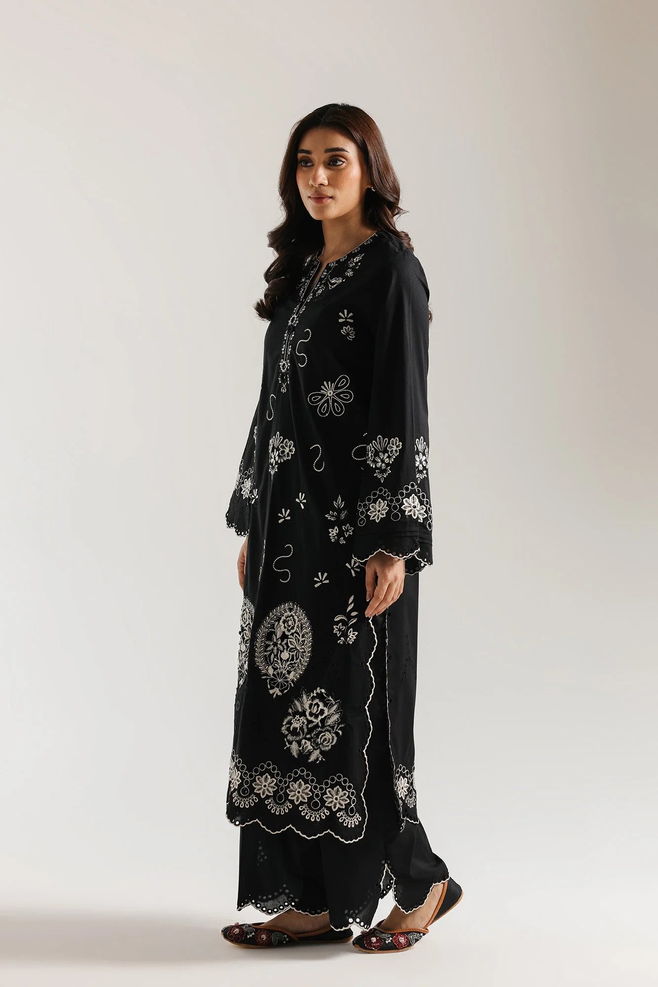 EMBROIDERED SUIT (E4213/103/902)