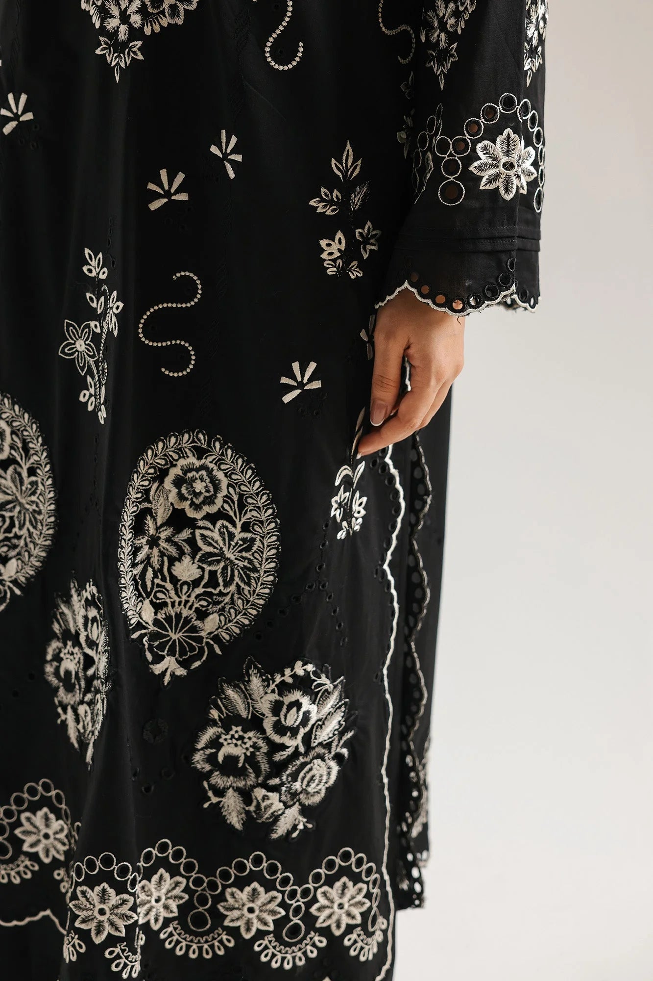 EMBROIDERED SUIT (E4213/103/902)