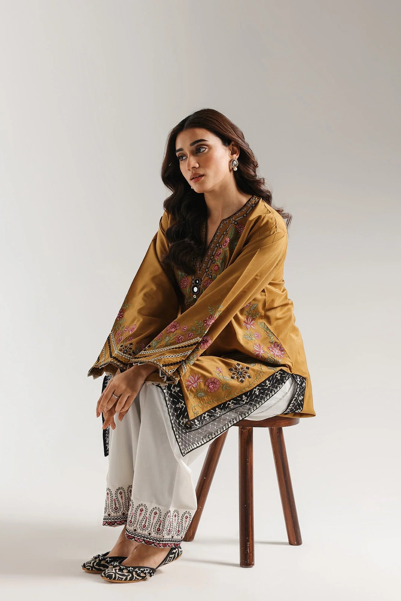 EMBROIDERED SUIT (E4220/103/217)