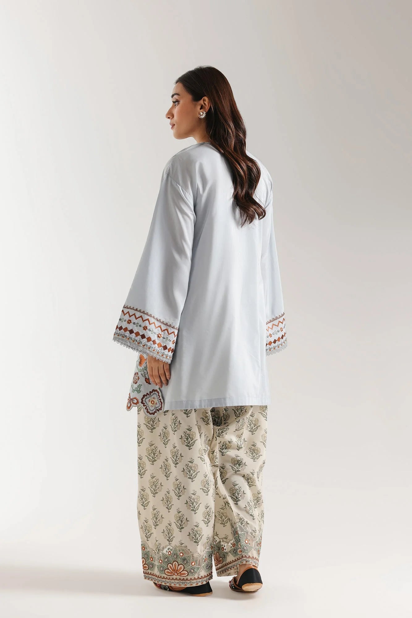 EMBROIDERED SUIT (E4225/103/635)