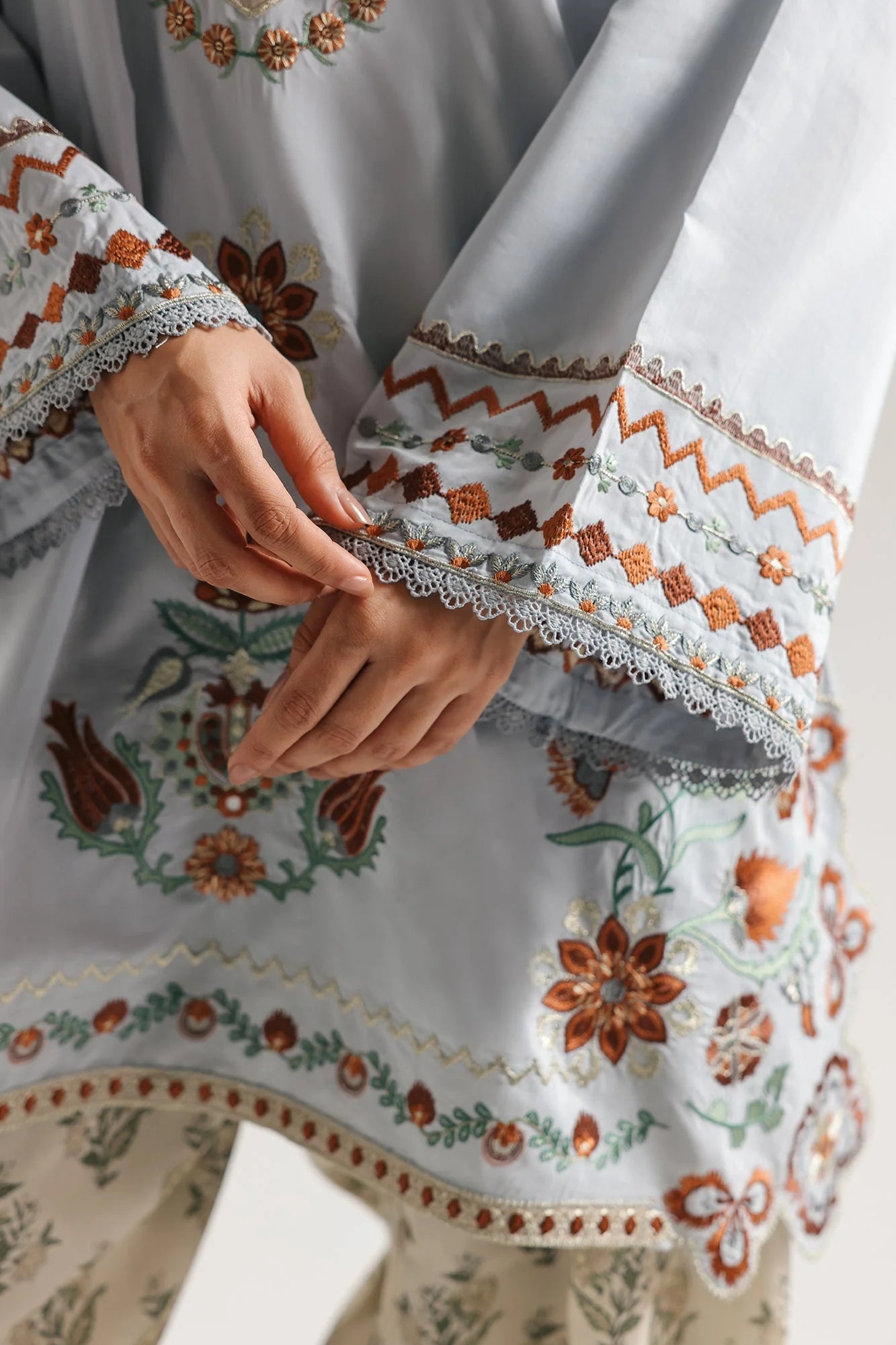 EMBROIDERED SUIT (E4225/103/635)