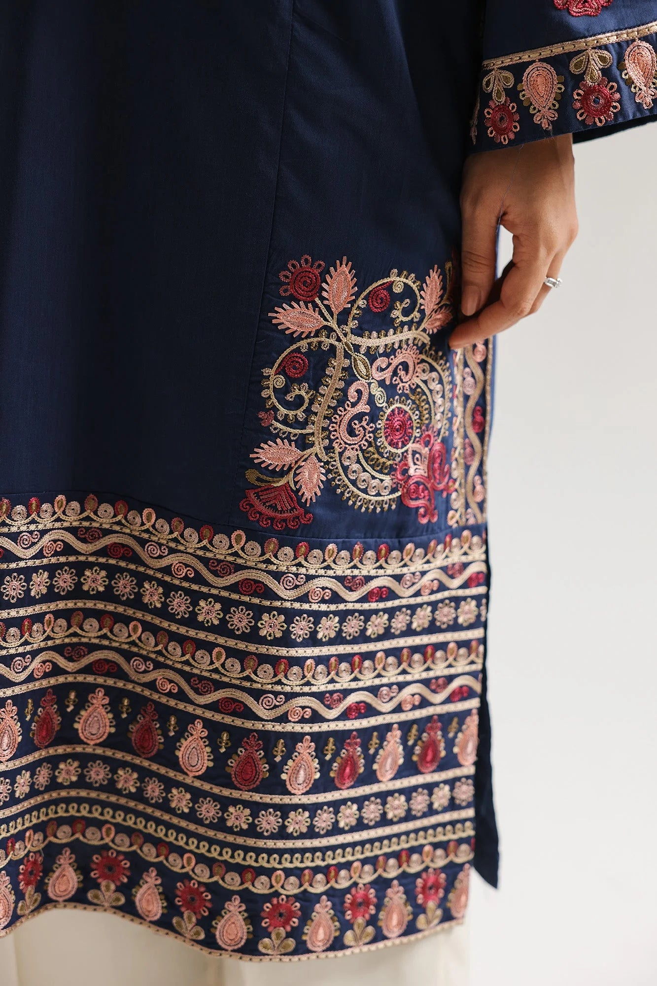 EMBROIDERED SUIT (E4227/103/622)