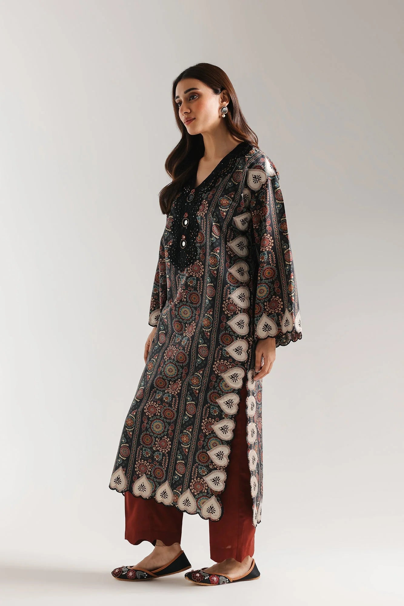 EMBROIDERED SUIT (E4232/103/902)