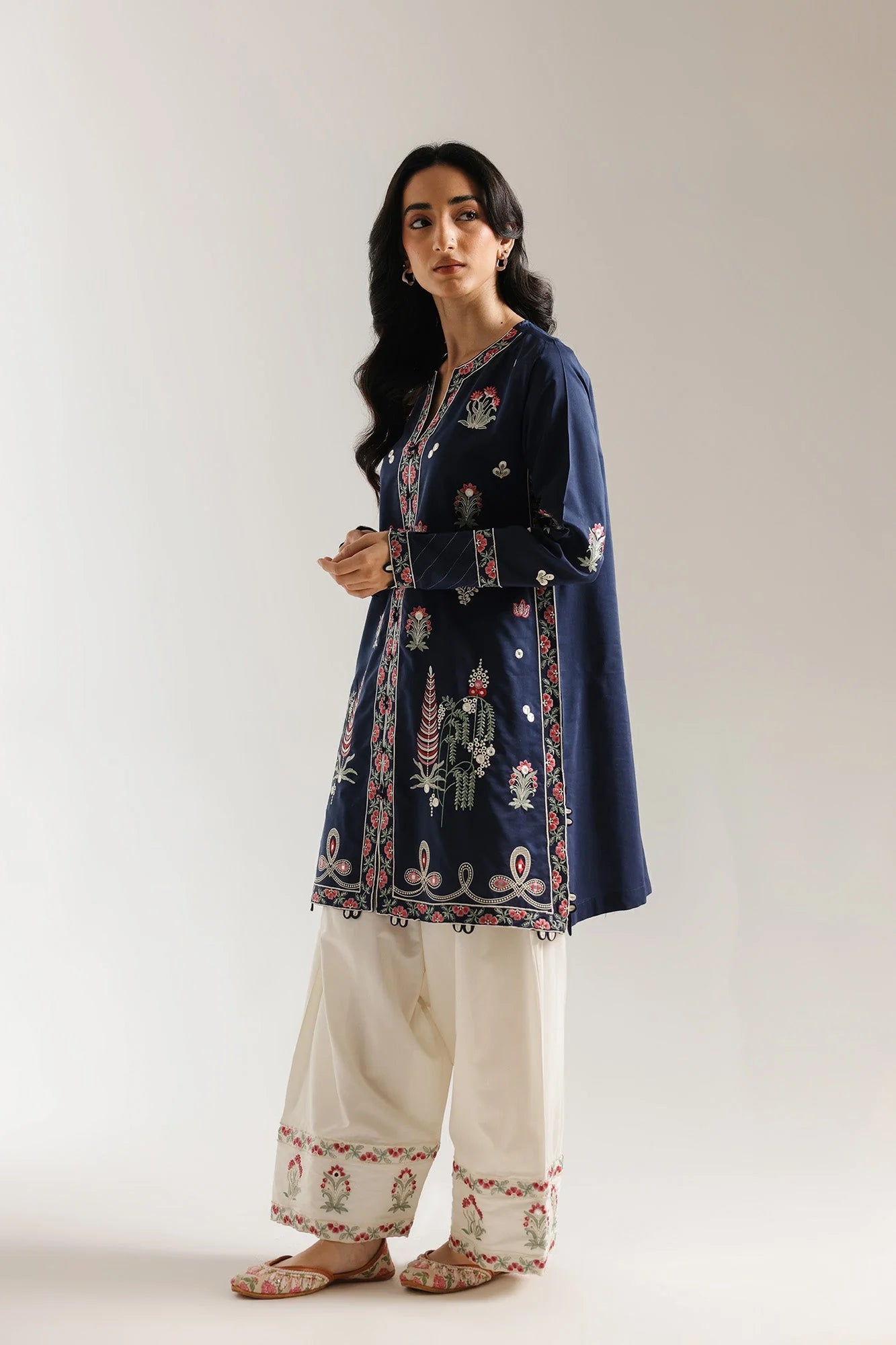 EMBROIDERED SUIT (E4235/103/622)