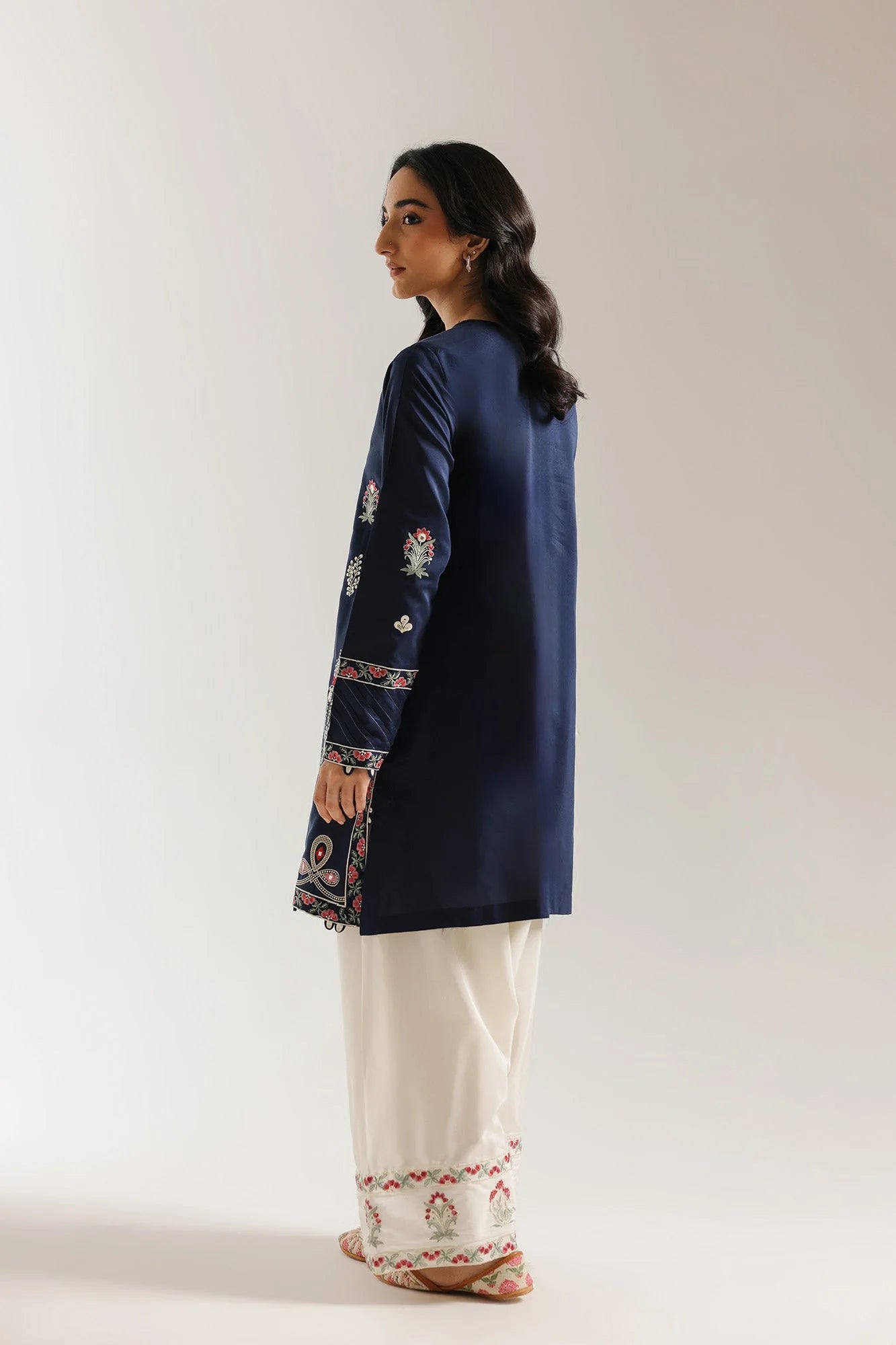 EMBROIDERED SUIT (E4235/103/622)