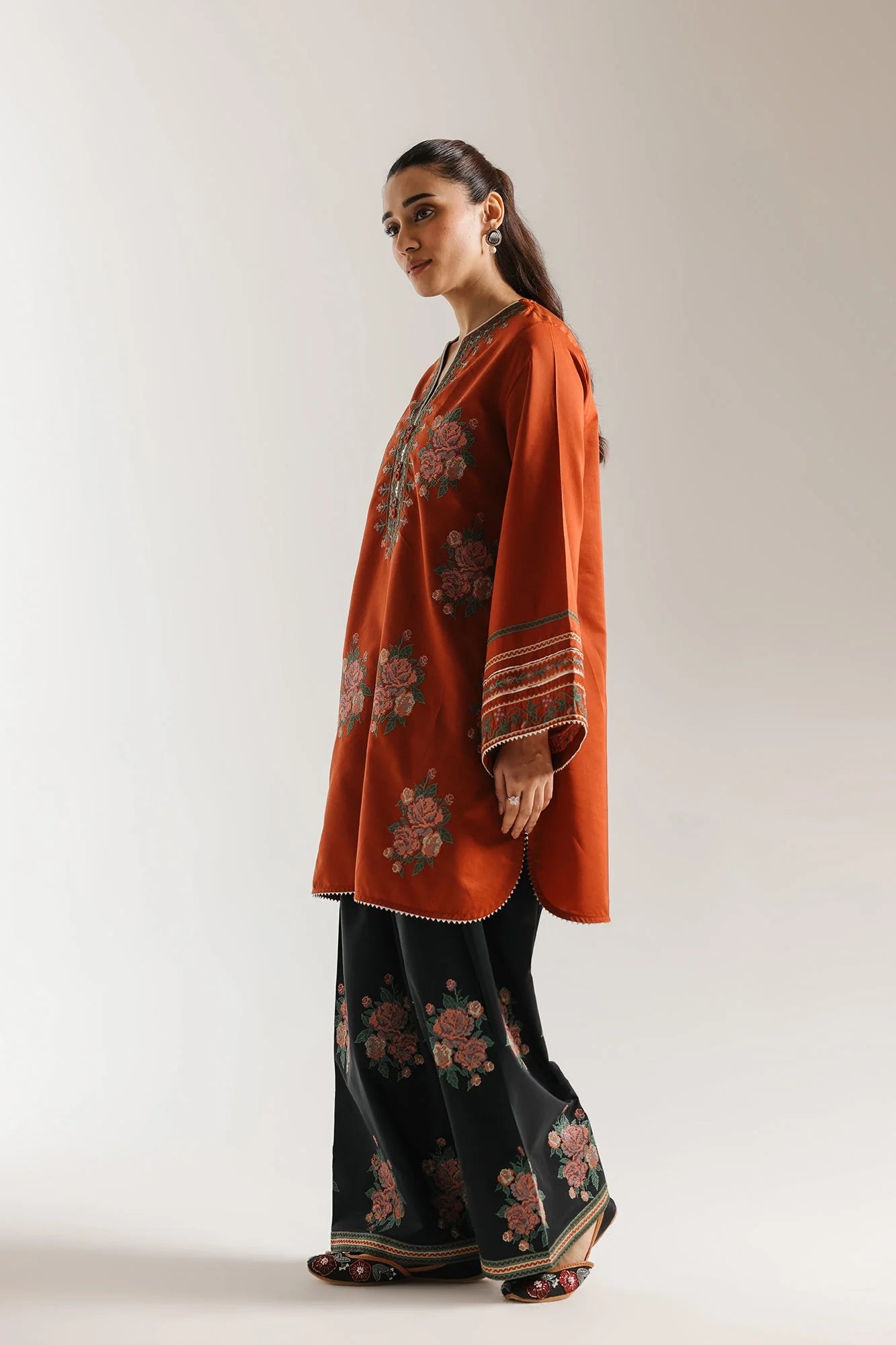 EMBROIDERED SUIT (E4245/103/209)