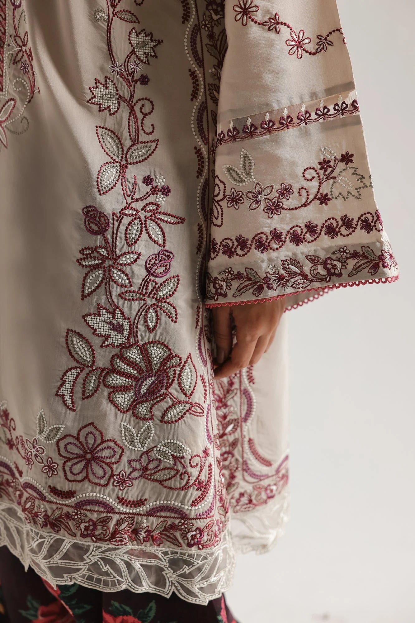 EMBROIDERED SUIT (E4246/103/817)
