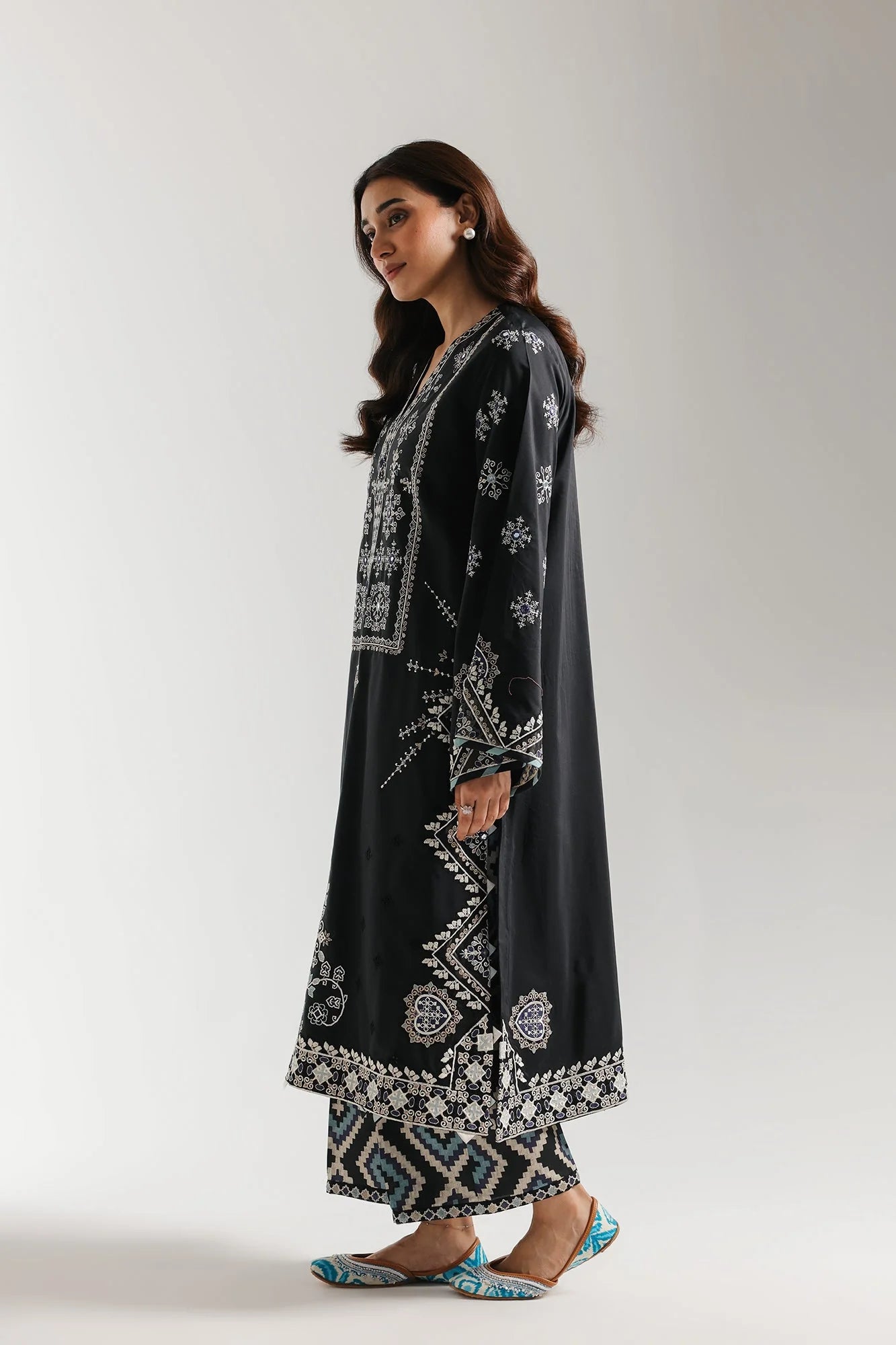 EMBROIDERED SUIT (E4253/103/901)