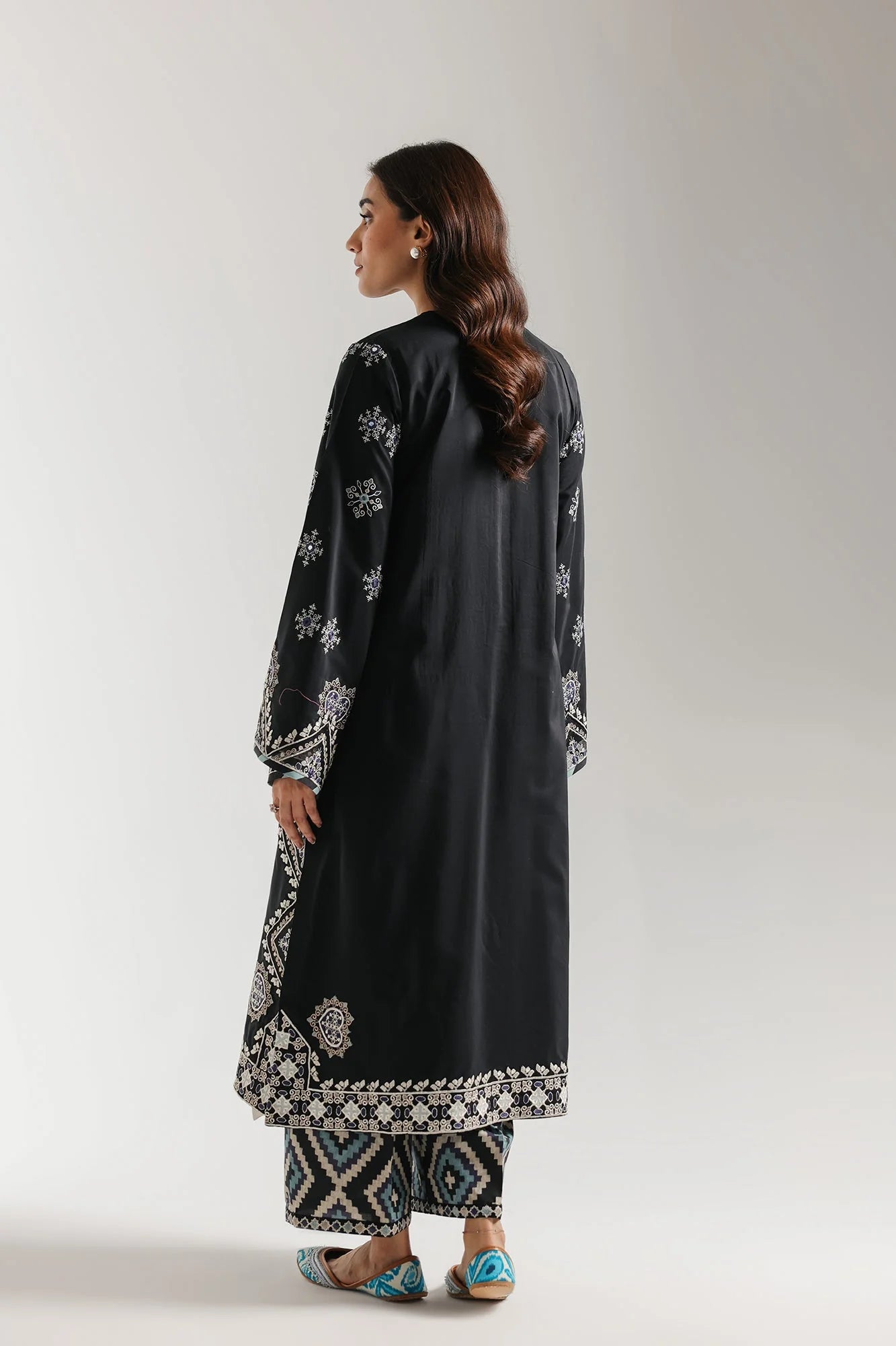 EMBROIDERED SUIT (E4253/103/901)