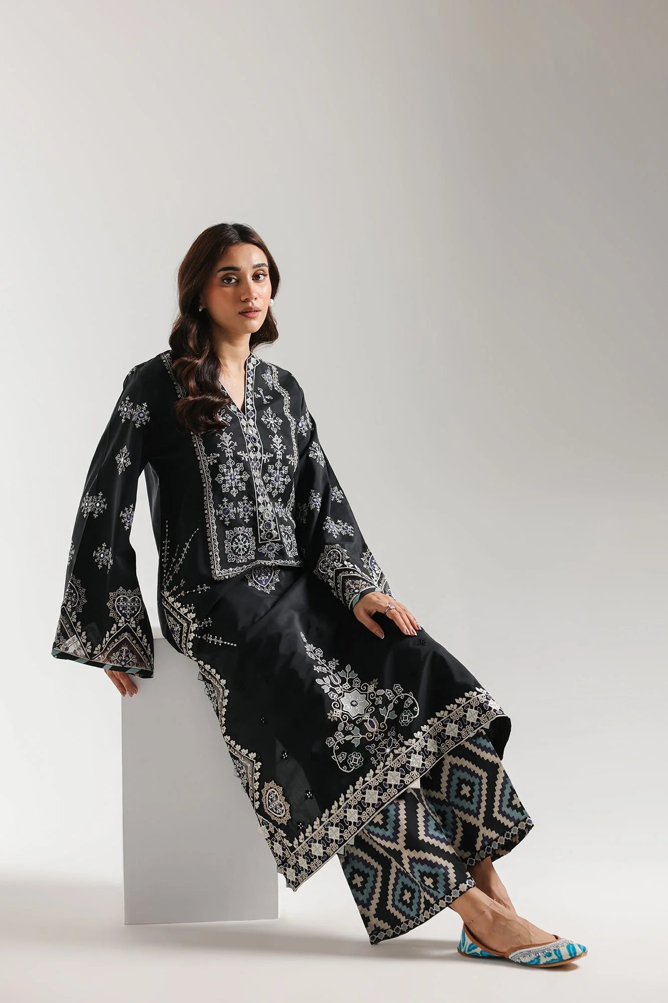 EMBROIDERED SUIT (E4253/103/901)