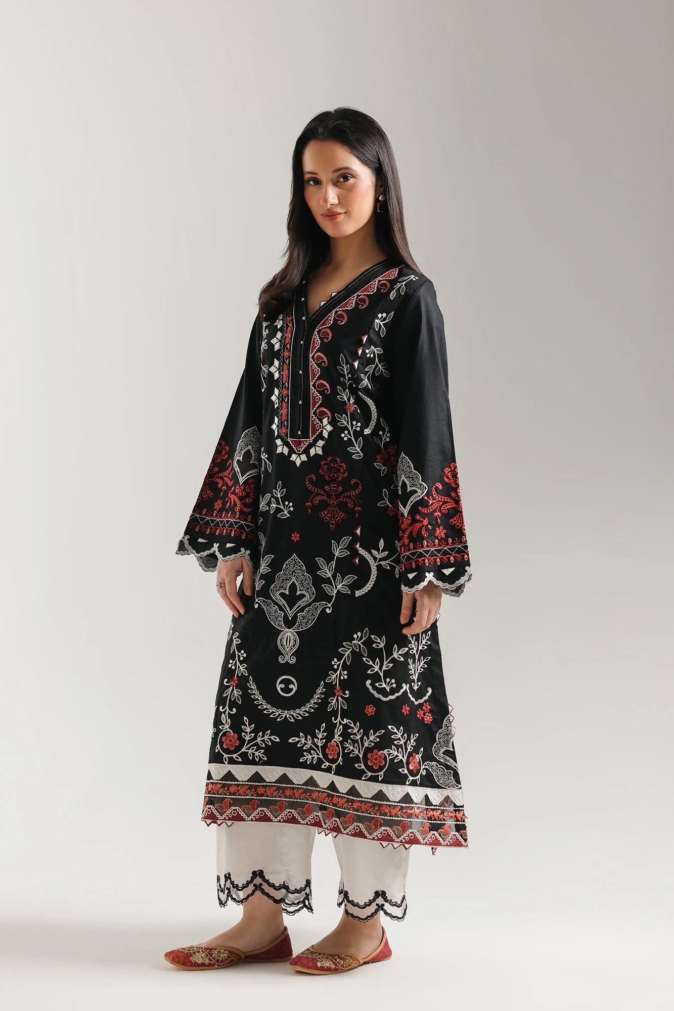 EMBROIDERED SUIT (E4275/103/901)