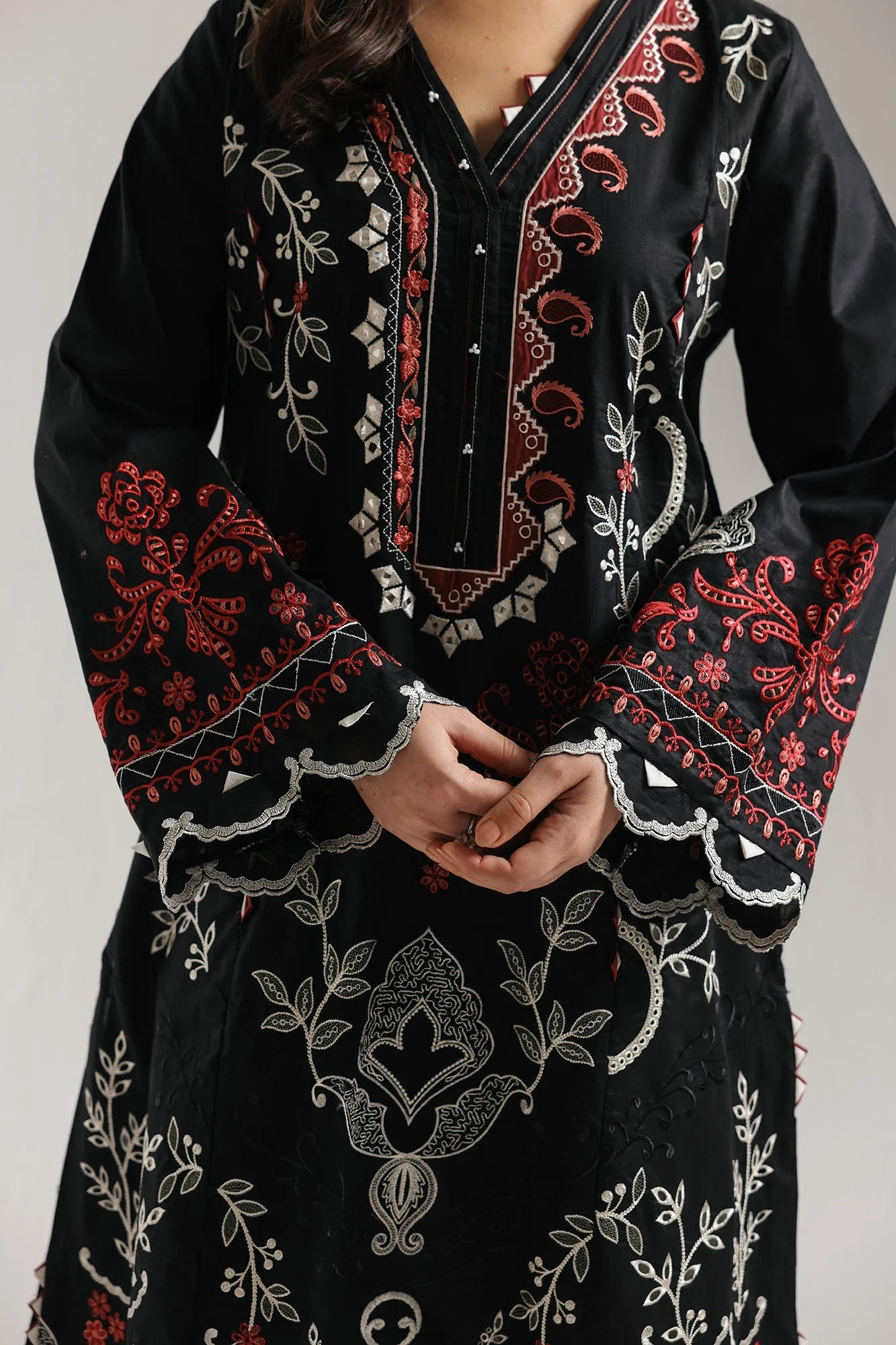 EMBROIDERED SUIT (E4275/103/901)