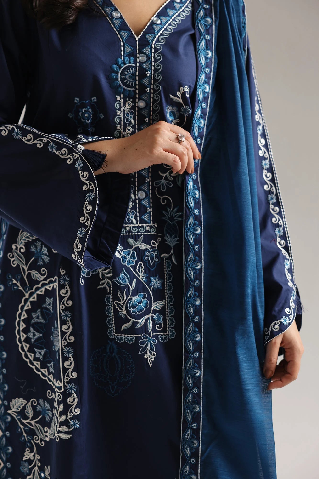 EMBROIDERED SUIT (E4277/103/622)