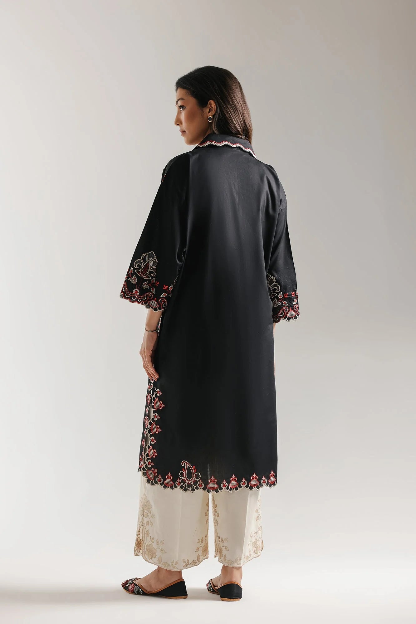 EMBROIDERED SUIT (E4285/103/901)